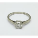An Art Deco 18ct white gold and platinum set diamond solitaire ring, 1.9g, J, approximately 0.