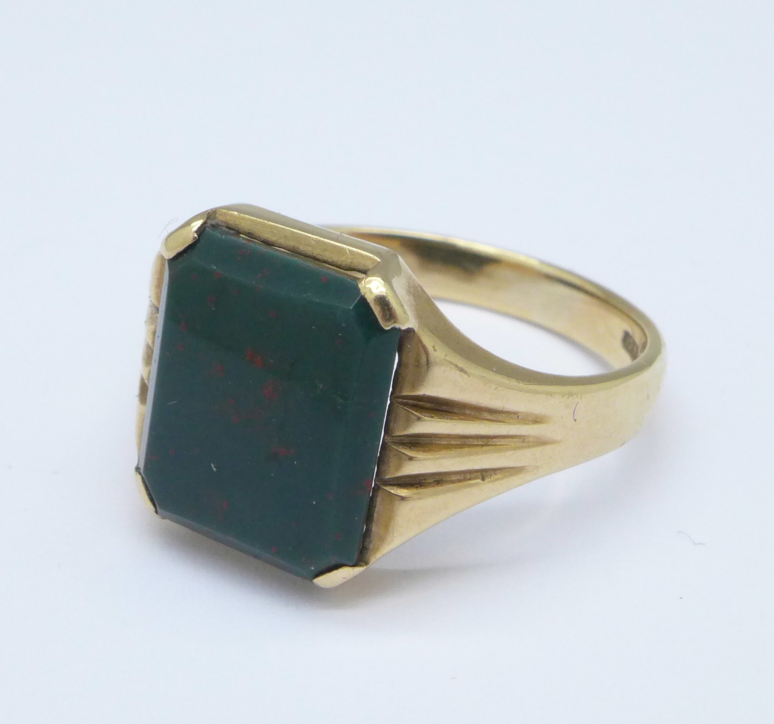 A 9ct gold and bloodstone ring, 4.