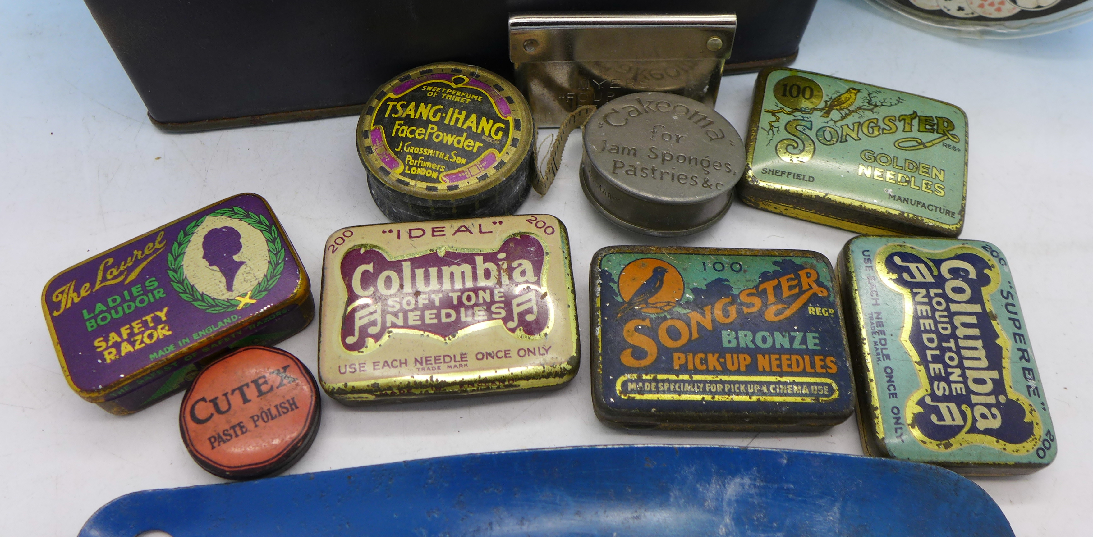 A State Express Cigarettes tin, a Columbia needles tin, - Bild 2 aus 3