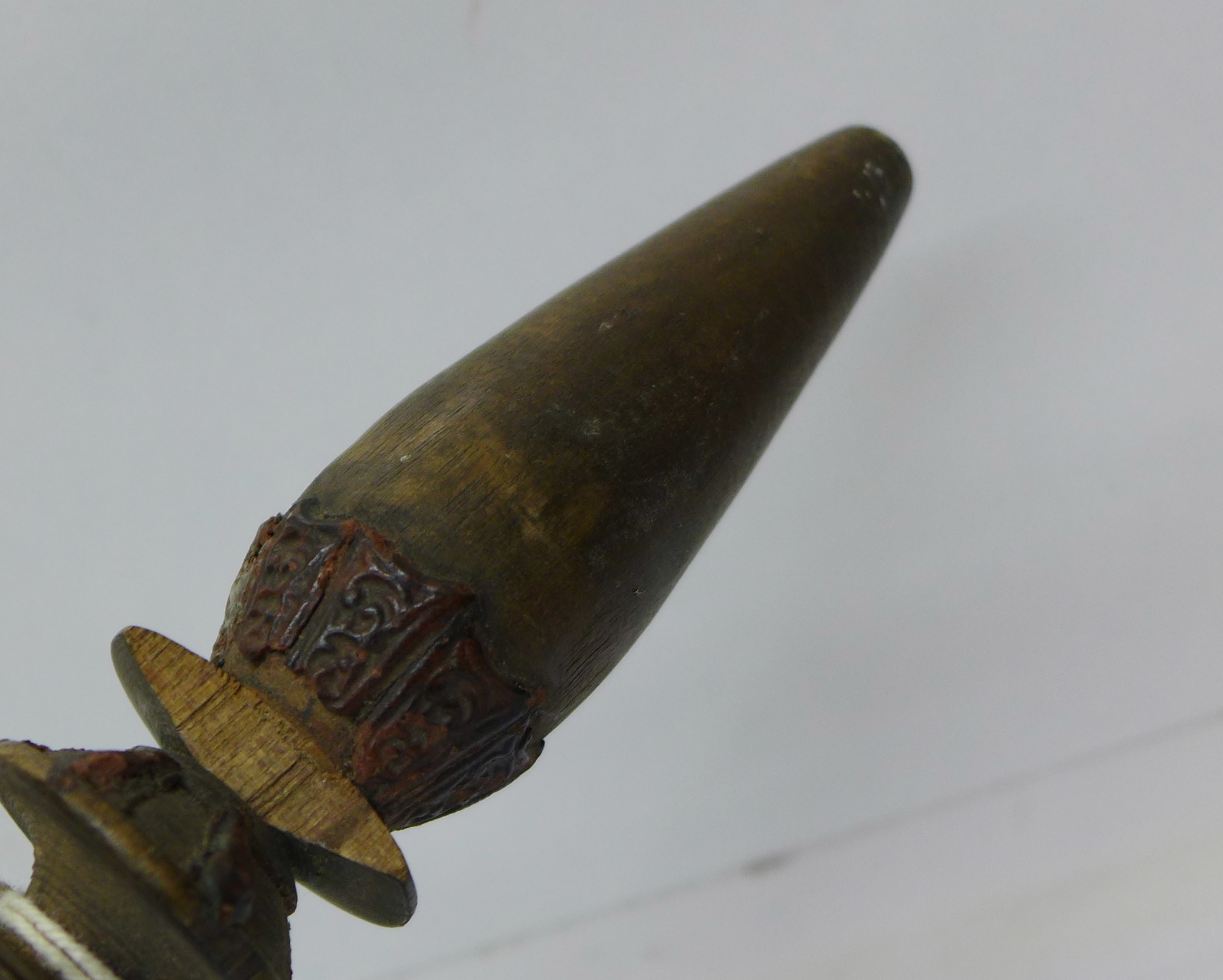 A decorated pipe made from a nut, possibly Mexican, - Bild 3 aus 4