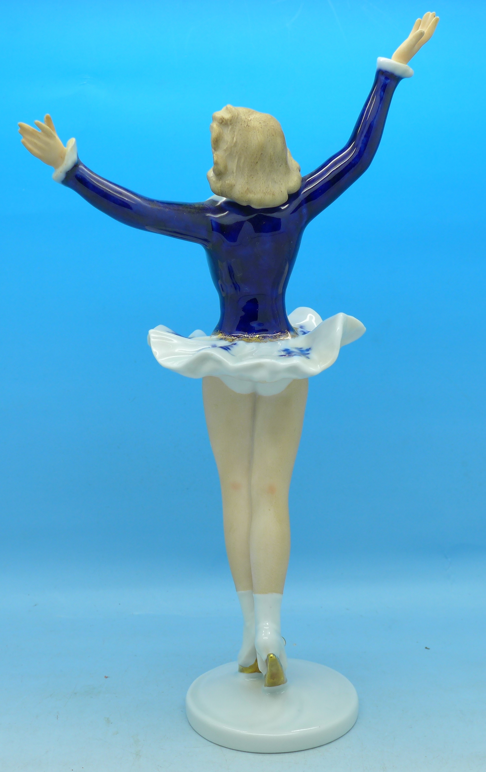 A Wallendorf figure of an ice skater, 25. - Image 3 of 4