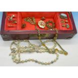 A Chinese jewellery box with jewellery, total weight 0.