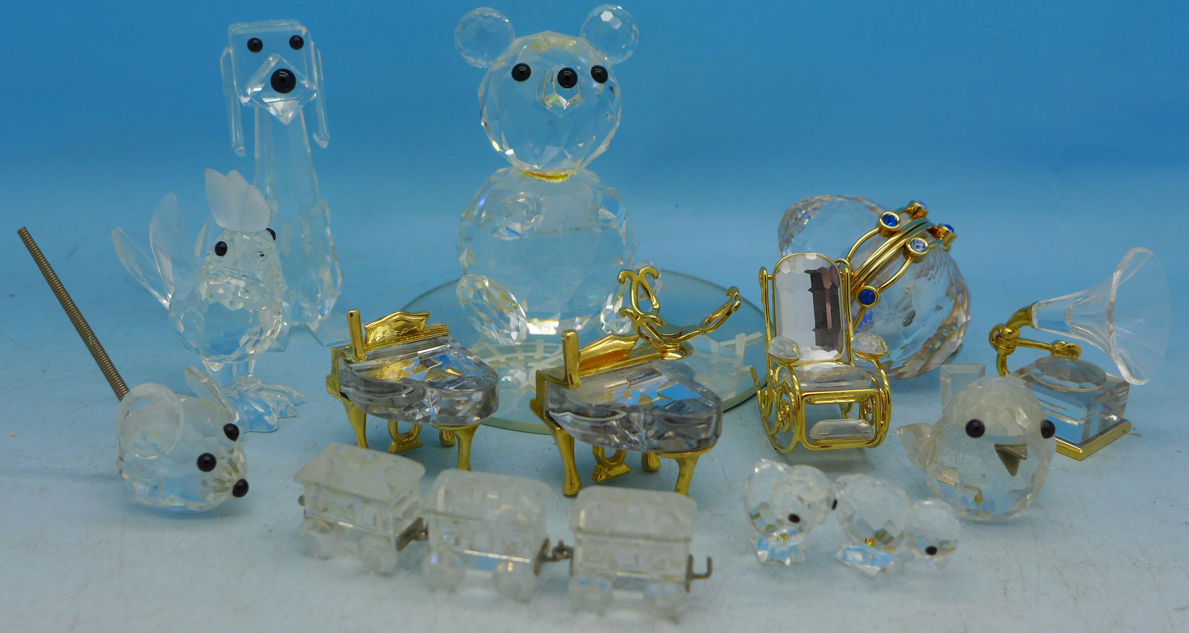 A Swarovski crystal glass Teddy bear, other Swarovski crystal, etc.