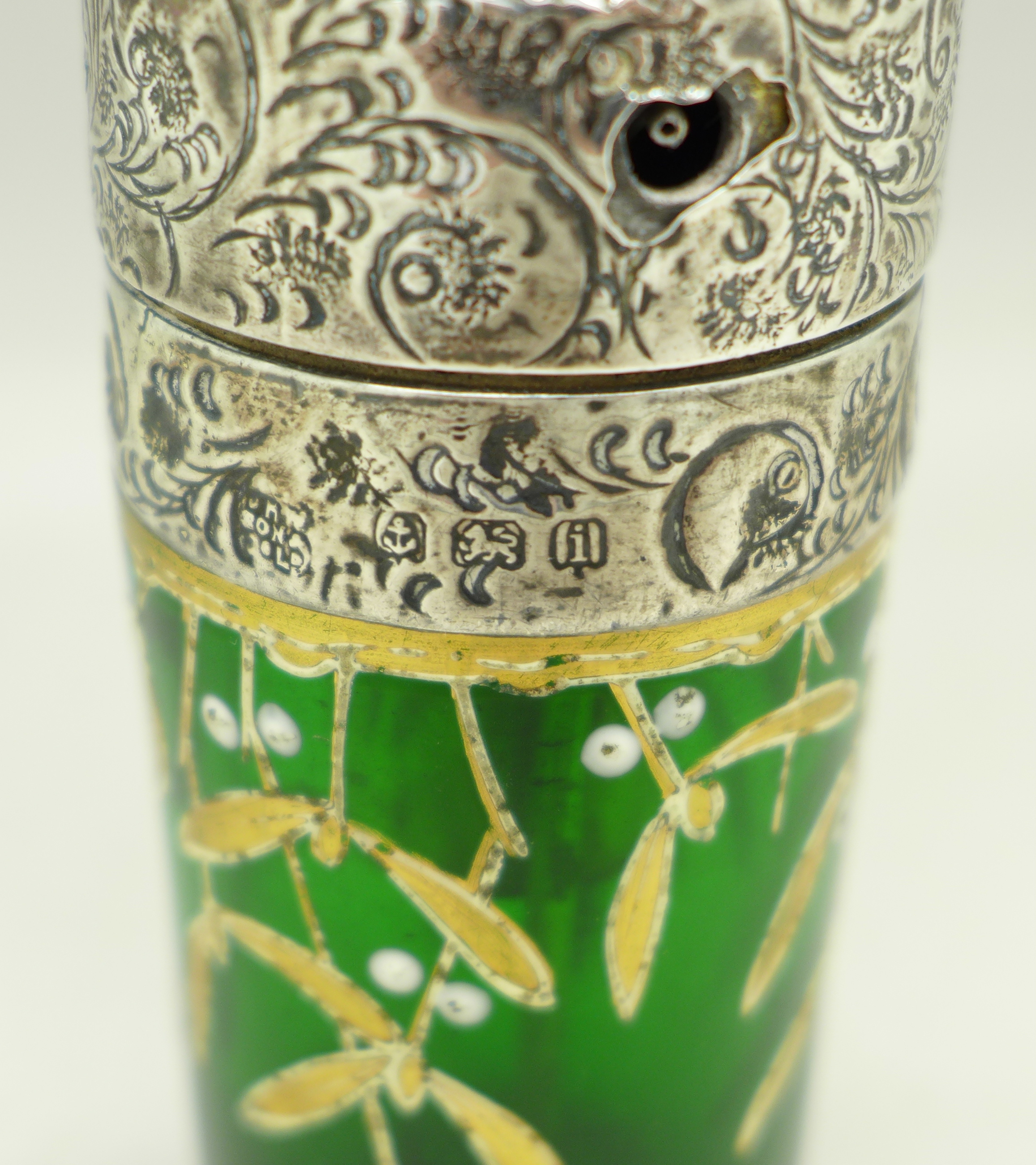A silver mounted green glass scent bottle - Image 3 of 4