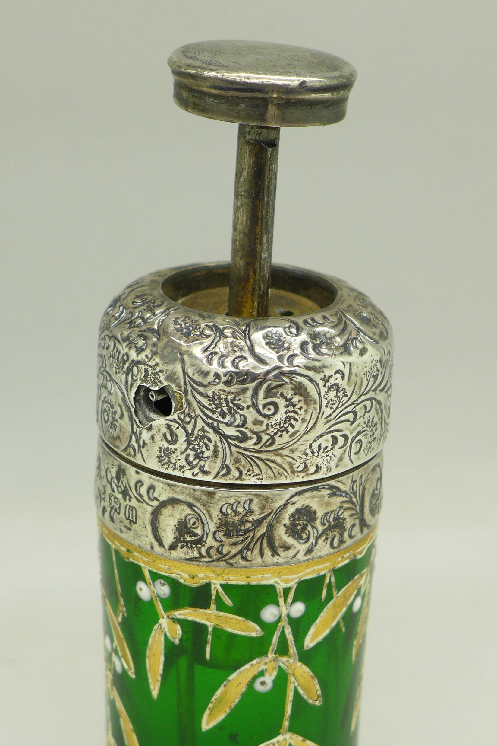 A silver mounted green glass scent bottle - Image 2 of 4