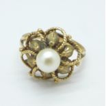 A 9ct gold and pearl ring, 3.