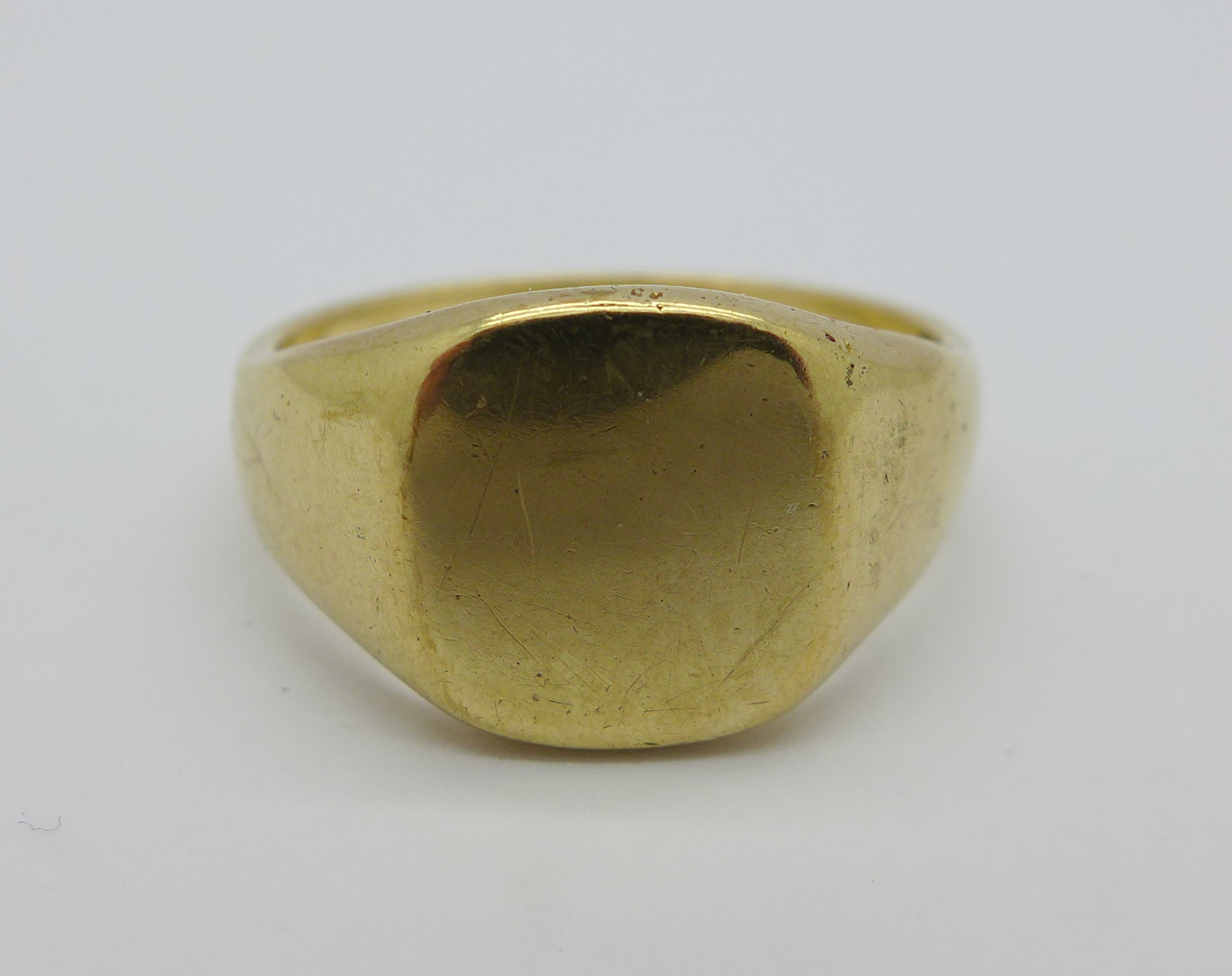 A 9ct gold signet ring, 8.