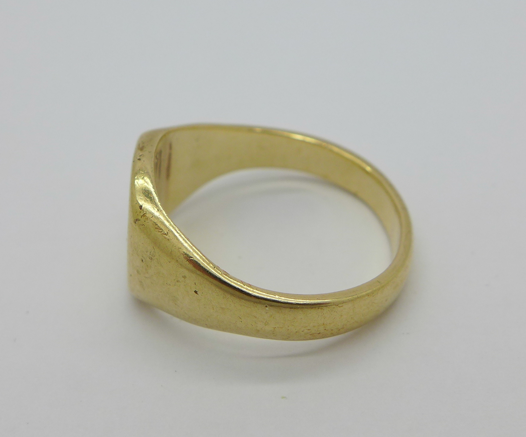 A 9ct gold signet ring, 8. - Image 2 of 2