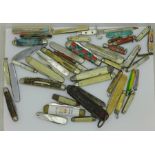 Assorted pocket and penknives,