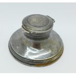 A silver inkwell, London 1921, diameter of base 7.
