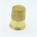 A 14ct gold thimble, cased, 3.