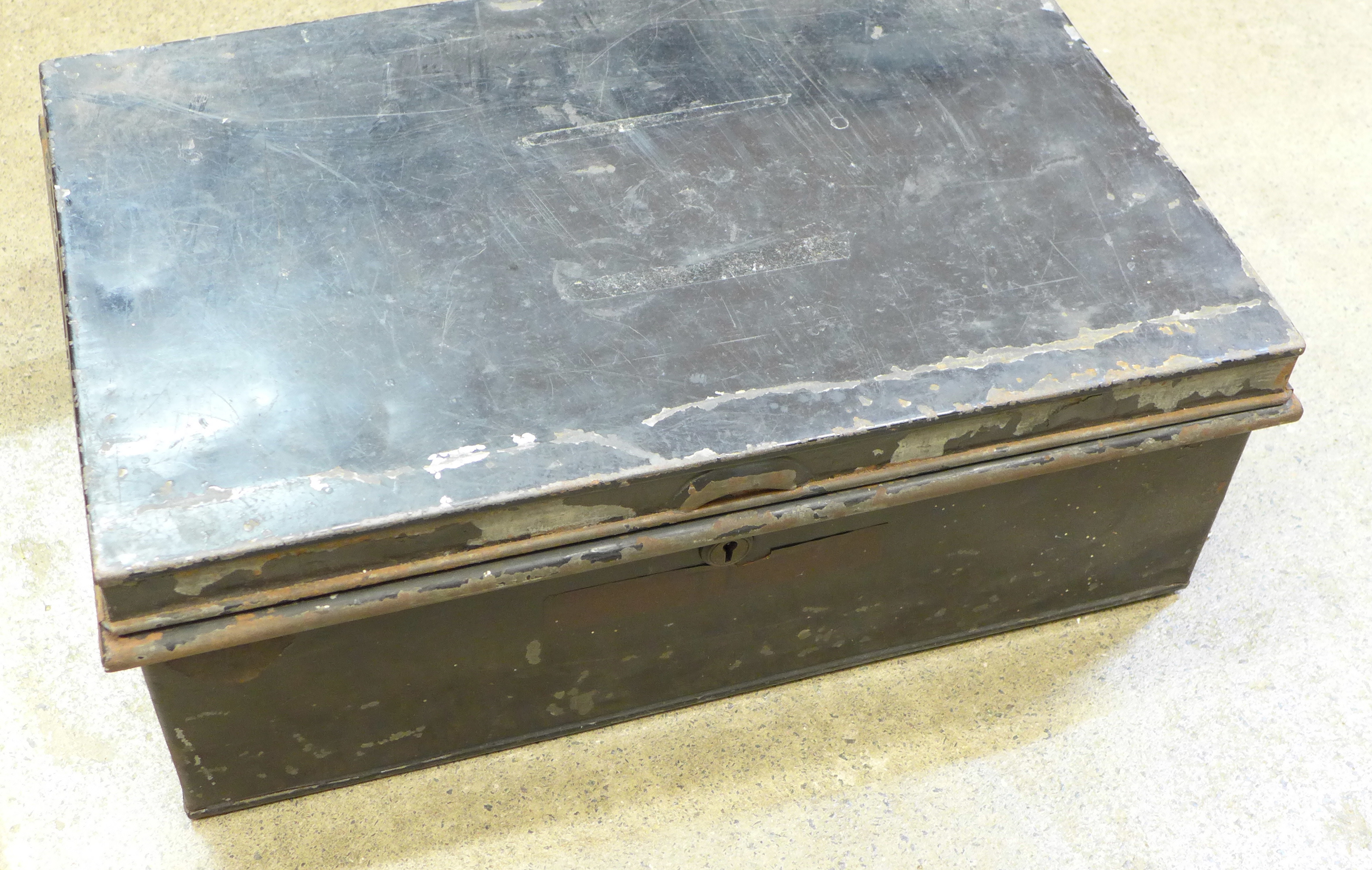 A tin trunk with other tins, old keys, hobby tools, etc. - Image 3 of 4