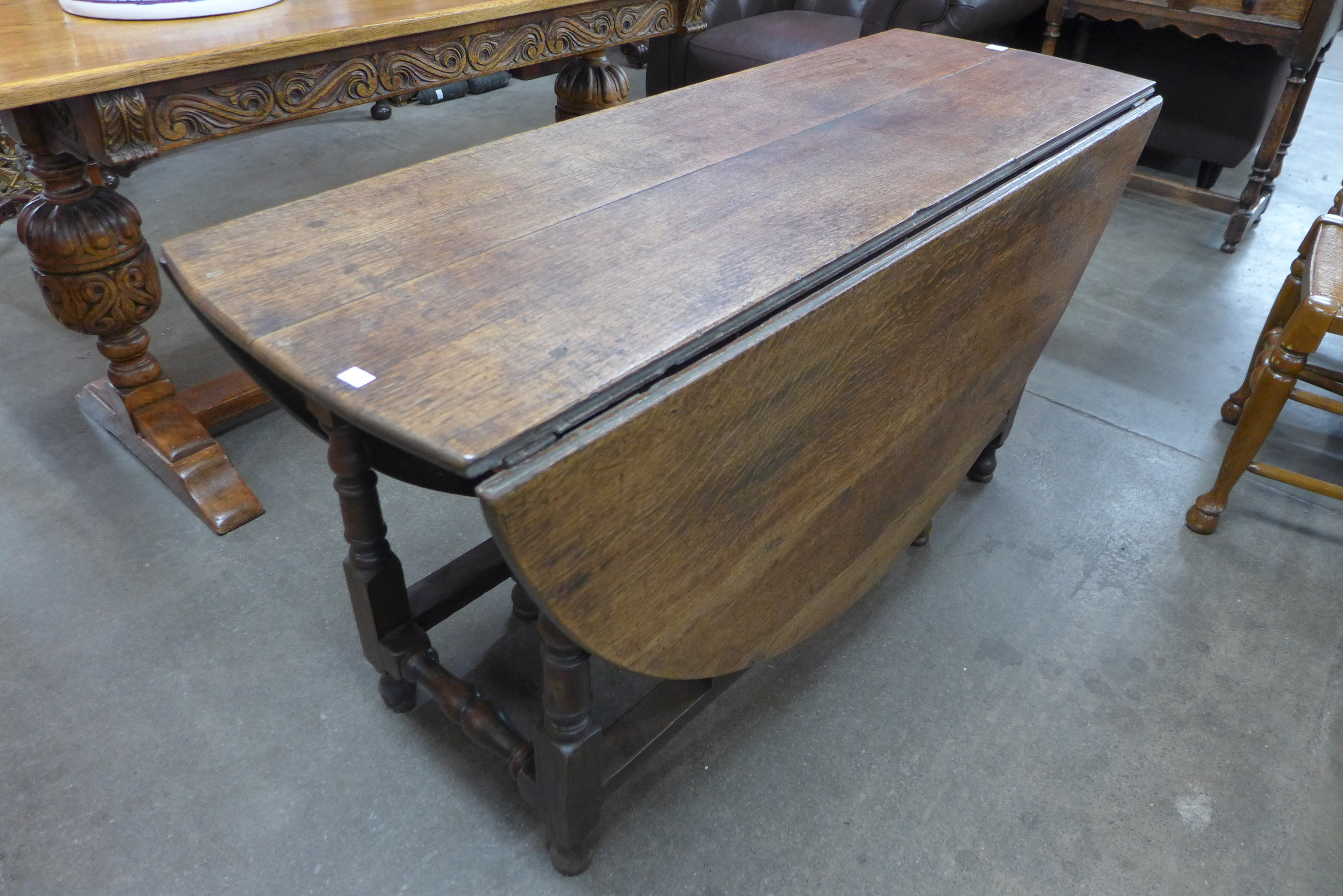 A George III oak gateleg dining table - Image 2 of 2