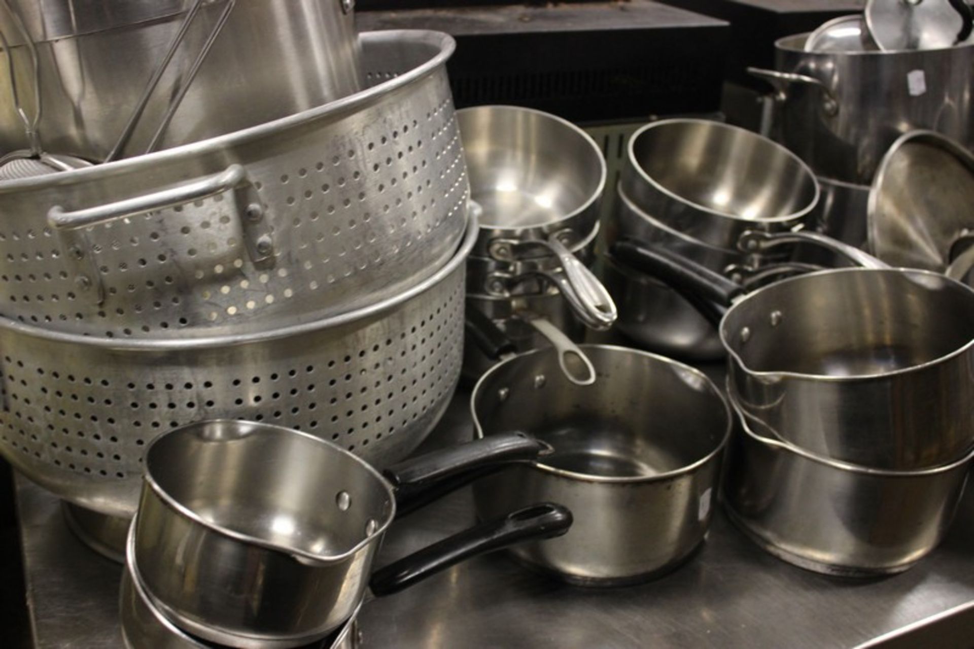 A quantity of catering to include pots, pans and accessories. - Image 4 of 4