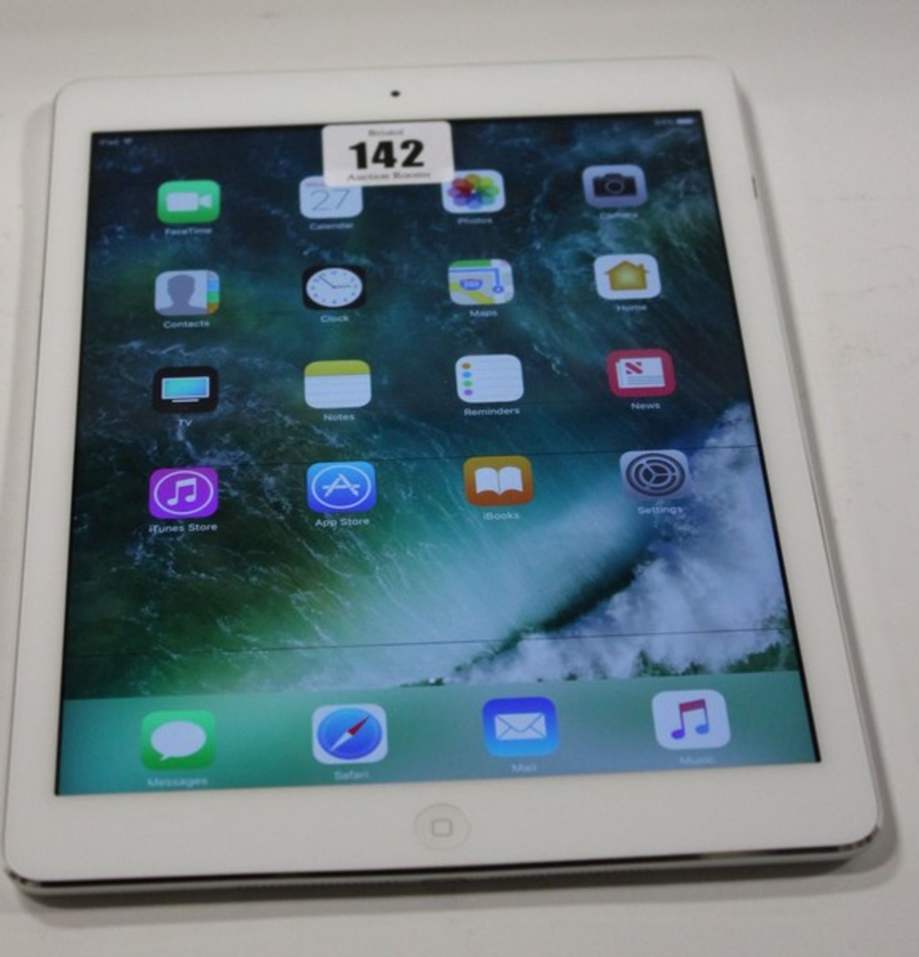 An iPad Air 32GB A1474 serial: DLXLJPLPFK15 (Activation clear, faulty screen).