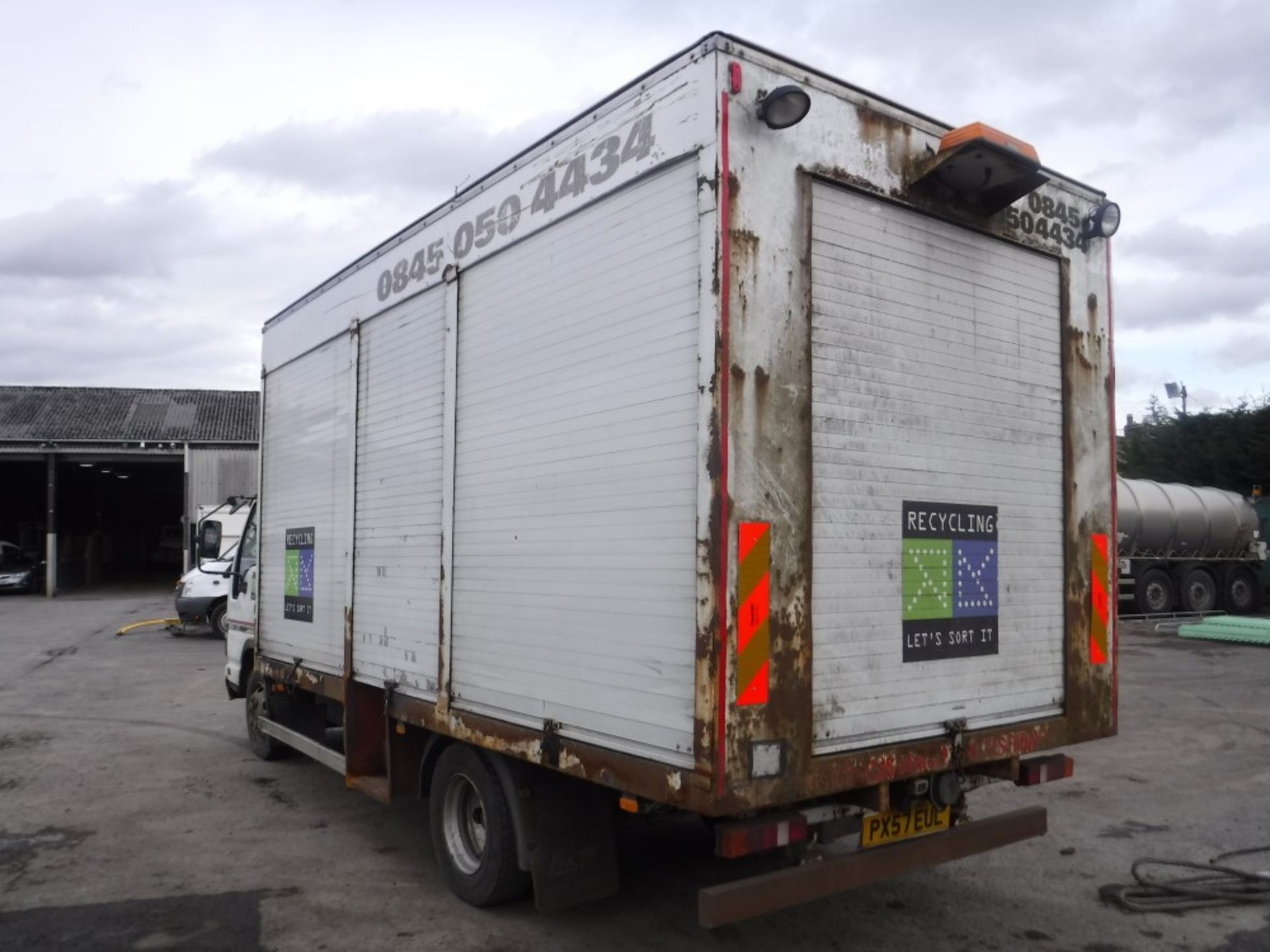 57 reg ISUZU NQR70 7.5 TON BOX VAN (DIRECT COUNCIL) 1ST REG 11/07, TEST 10/18, 139973KM, V5 [+ VAT] - Image 3 of 5