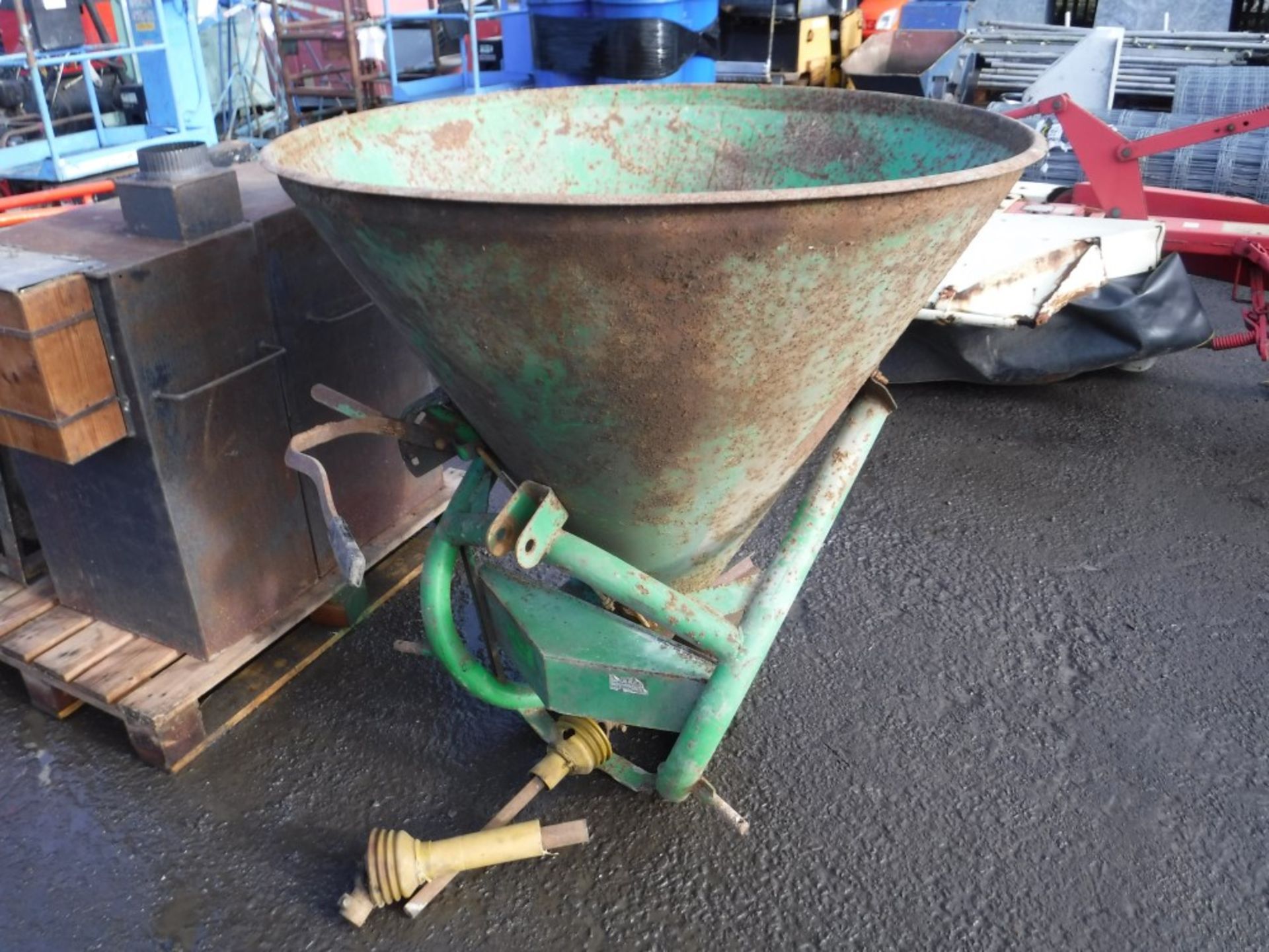 FERTILIZER SPREADER C/W PTO SHAFT [NO VAT]