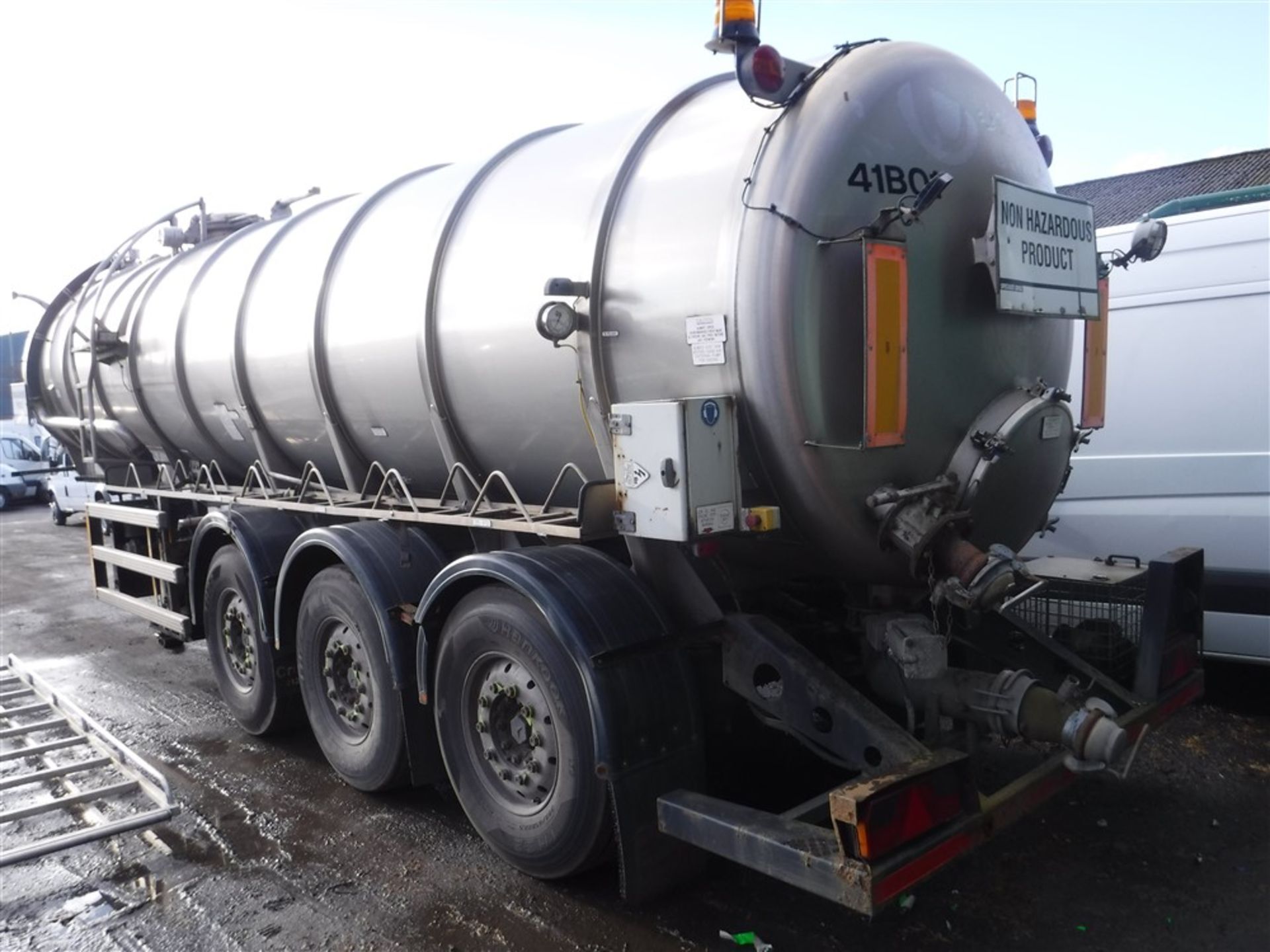 WHALE TRI AXLE STAINLESS STEEL SLURRY TANKER SEMI TRAILER (DIRECT UNITED UTILITIES) [+ VAT] - Image 2 of 2