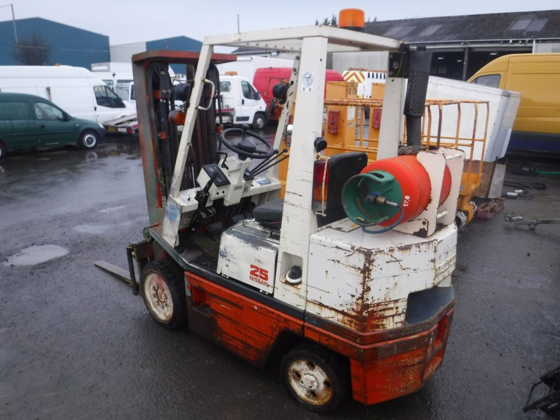 NISSAN 2.5 TON TRIPLE LOW FREE LIFT MAST FORK LIFT WITH SIDE SHIFT, DUAL FUEL [+ VAT] - Image 2 of 2