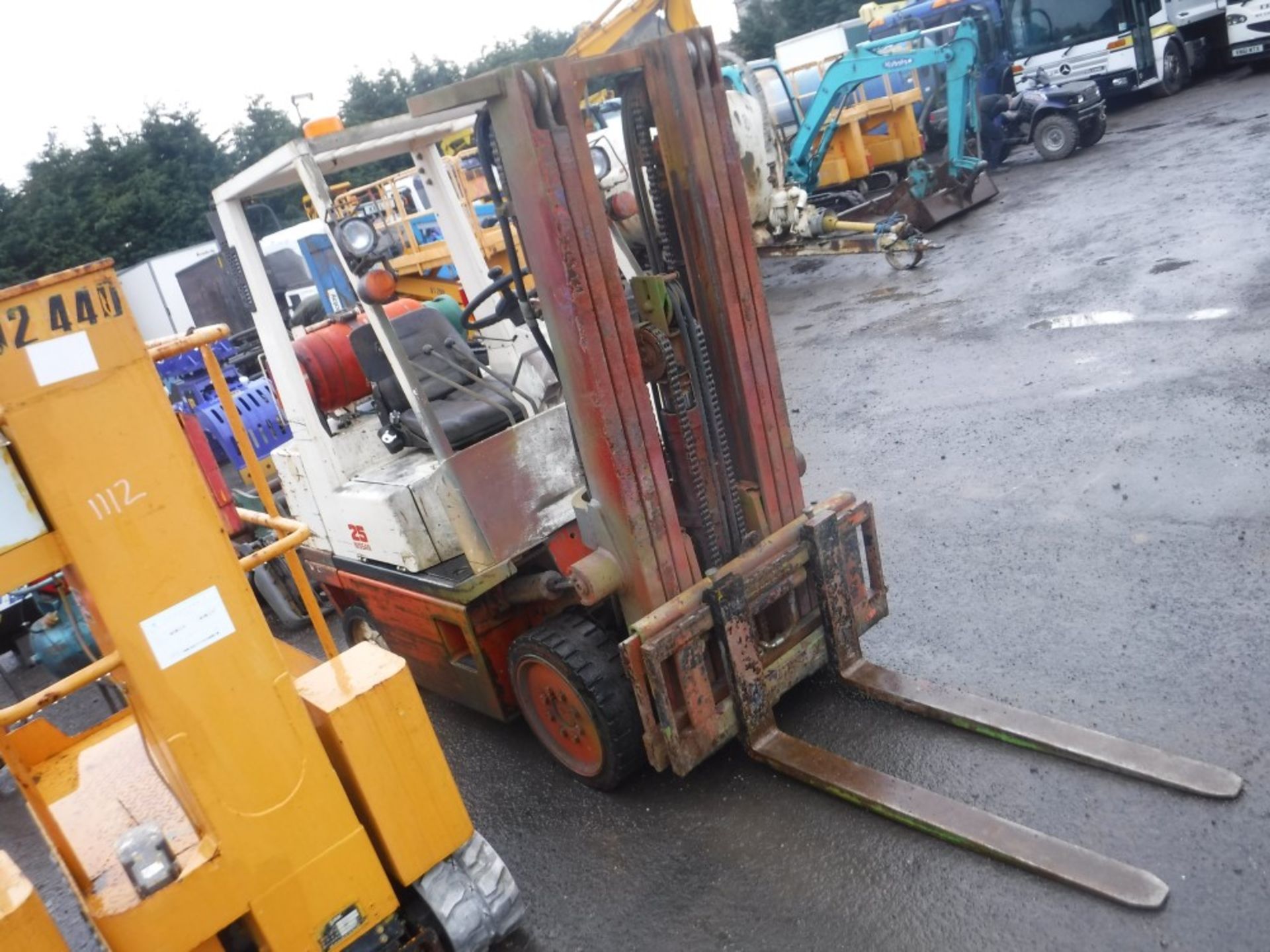 NISSAN 2.5 TON TRIPLE LOW FREE LIFT MAST FORK LIFT WITH SIDE SHIFT, DUAL FUEL [+ VAT]