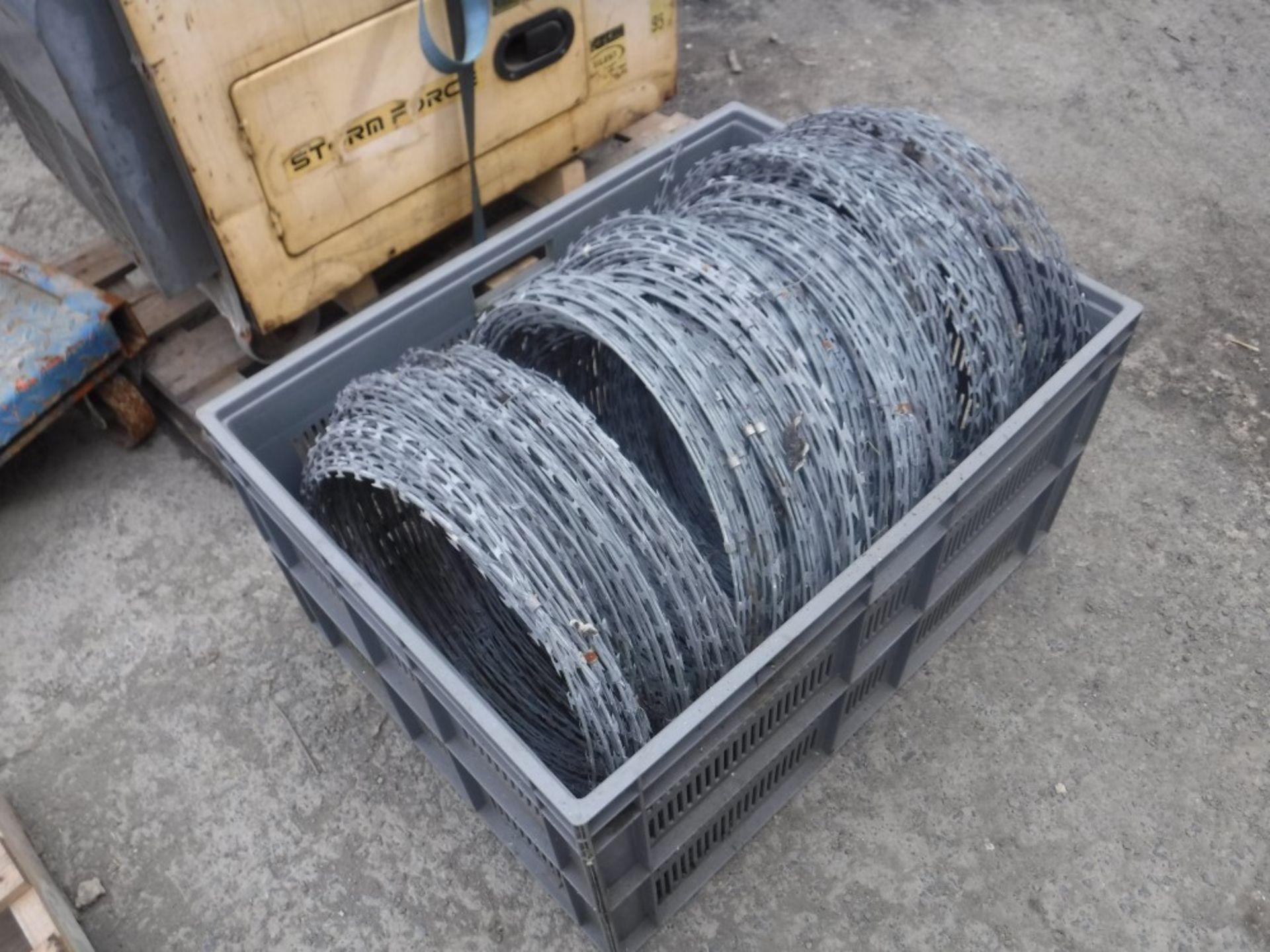 BOX OF RAZOR WIRE [NO VAT]