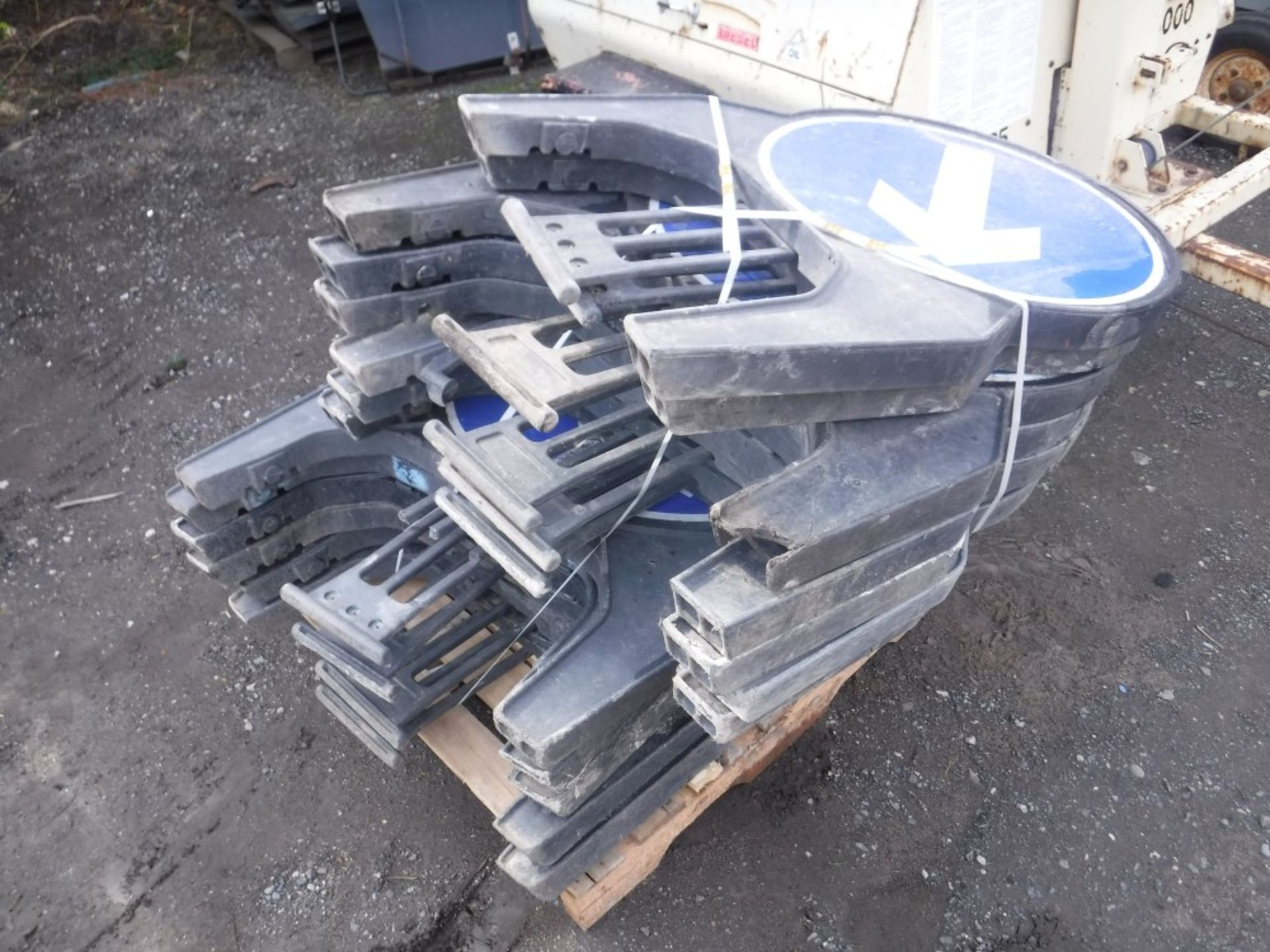 PALLET OF ROAD SIGNS (BLUE) [NO VAT]