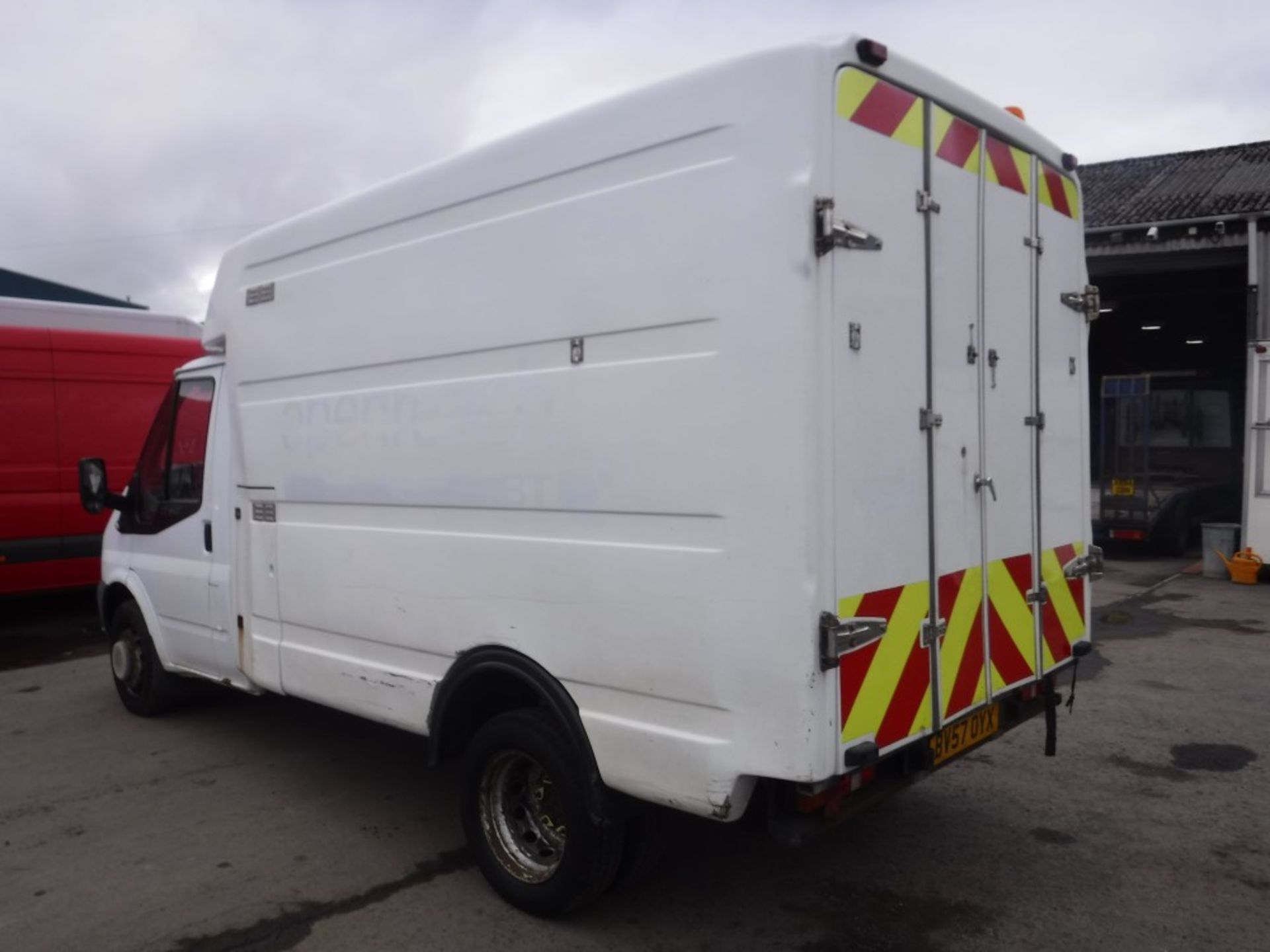 57 reg FORD TRANSIT 100 T350M RWD BOX VAN, 1ST REG 11/07, TEST 08/18, 89066M WARRANTED, V5 HERE, 1 - Image 3 of 5