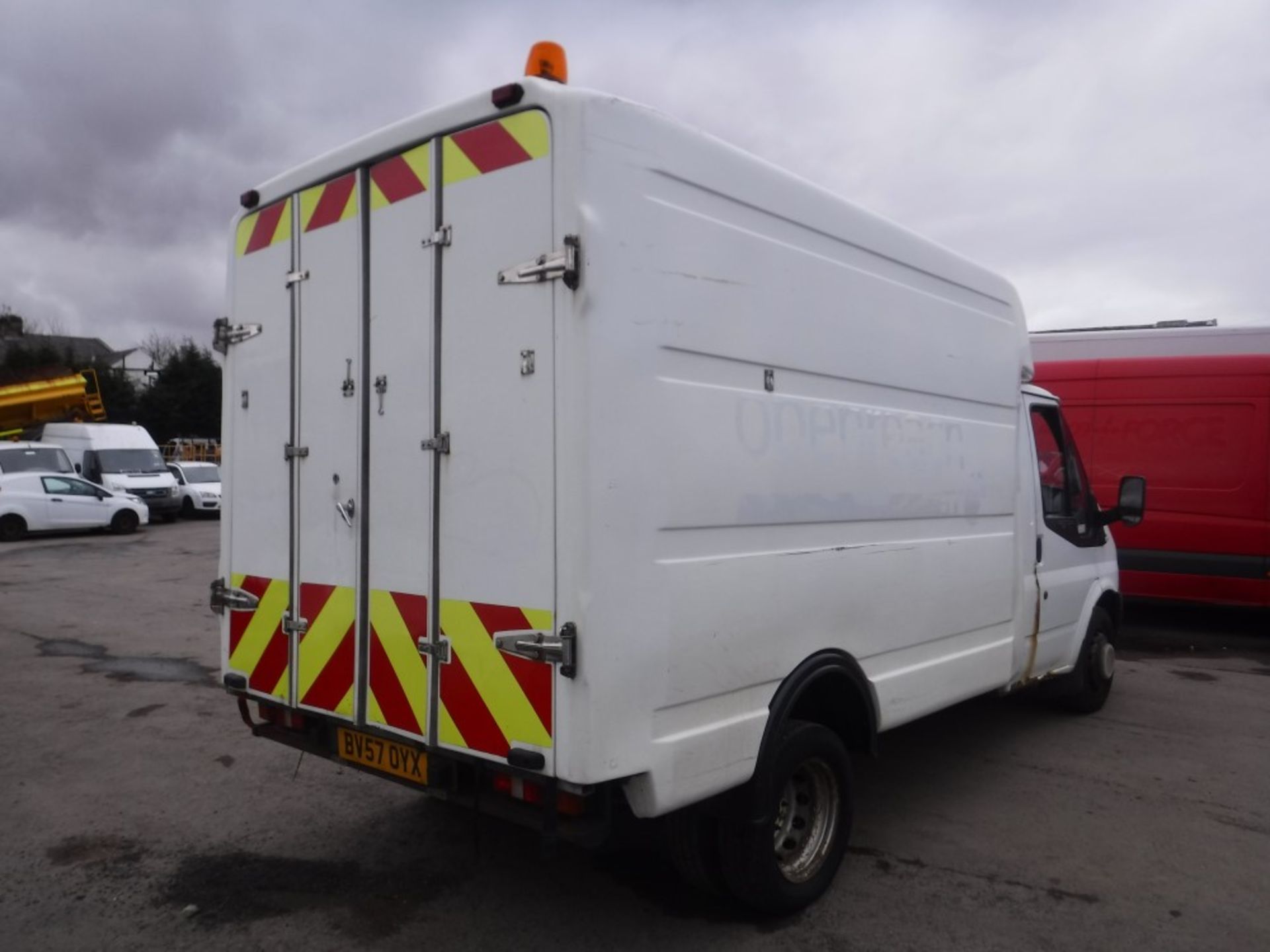 57 reg FORD TRANSIT 100 T350M RWD BOX VAN, 1ST REG 11/07, TEST 08/18, 89066M WARRANTED, V5 HERE, 1 - Image 4 of 5