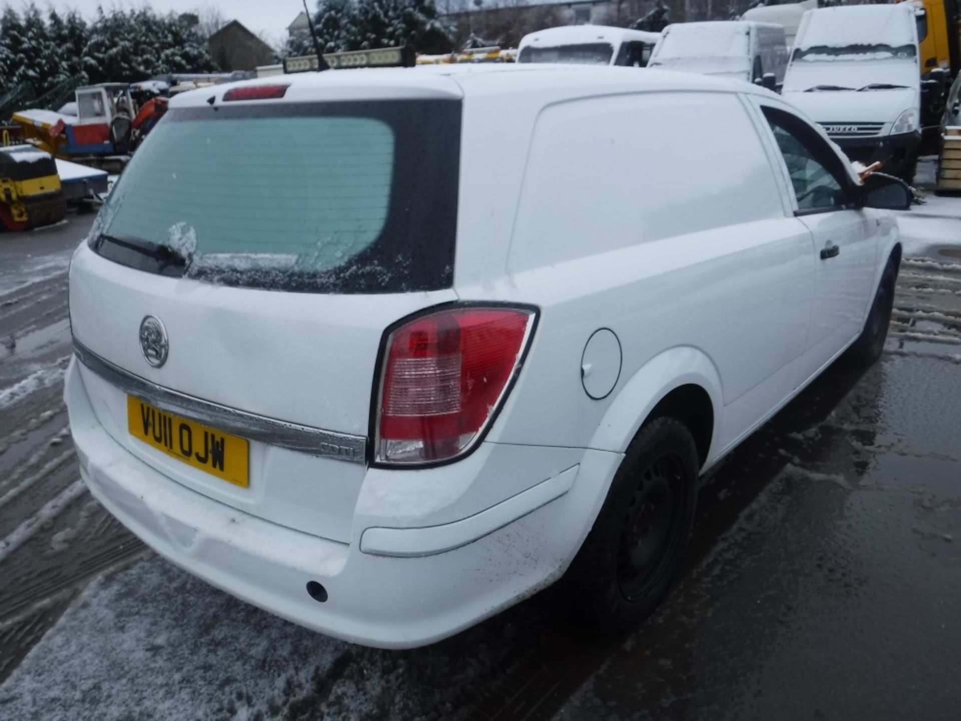 11 reg VAUXHALL ASTRA CLUB CDTI VAN, 1ST REG 03/11, 207940M WARRANTED, V5 HERE, 1 FORMER KEEPER [+ - Bild 4 aus 5