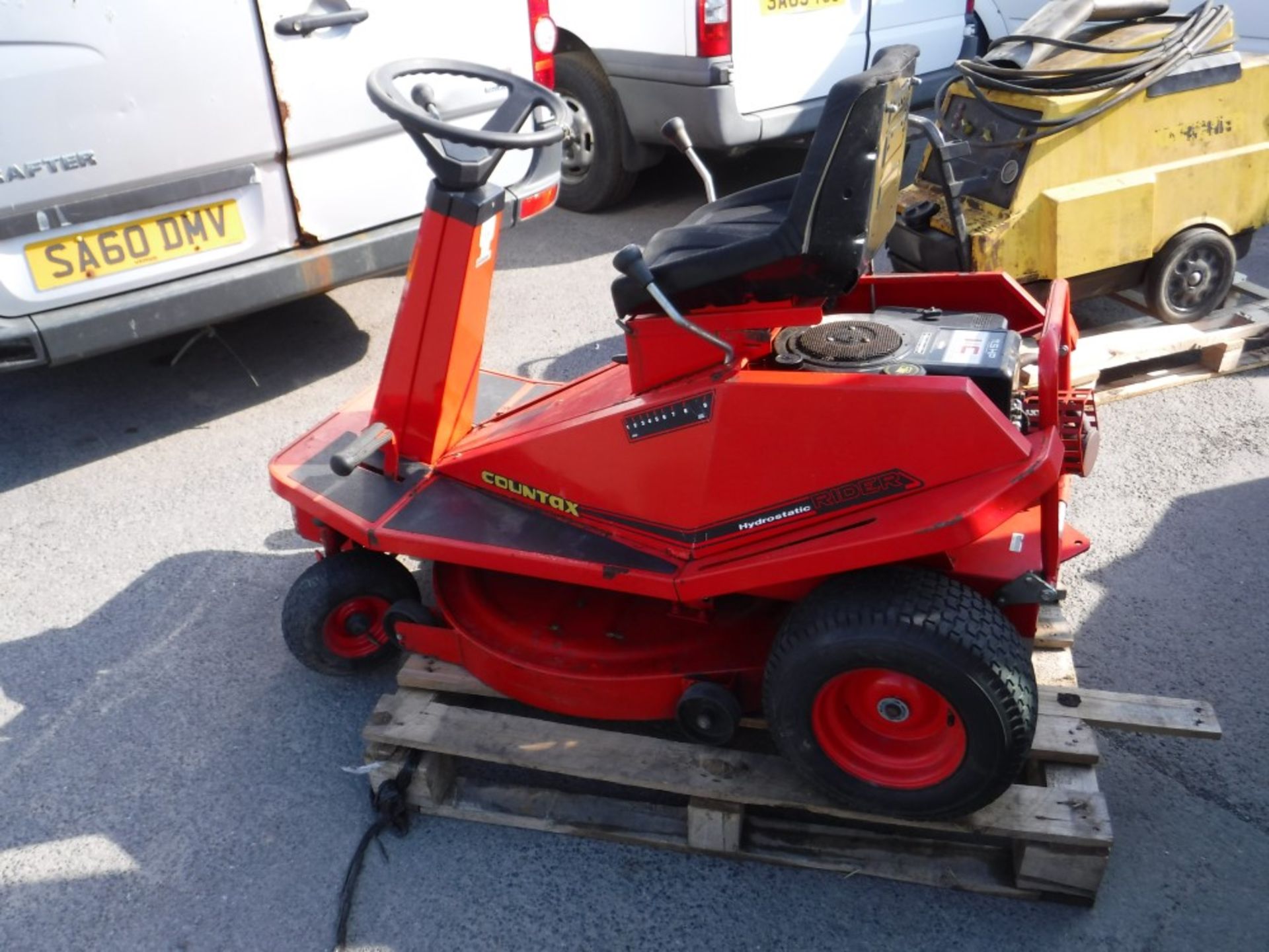 COUNTAX RIDE ON MOWER C/W TRAILER [+ VAT] - Image 2 of 3