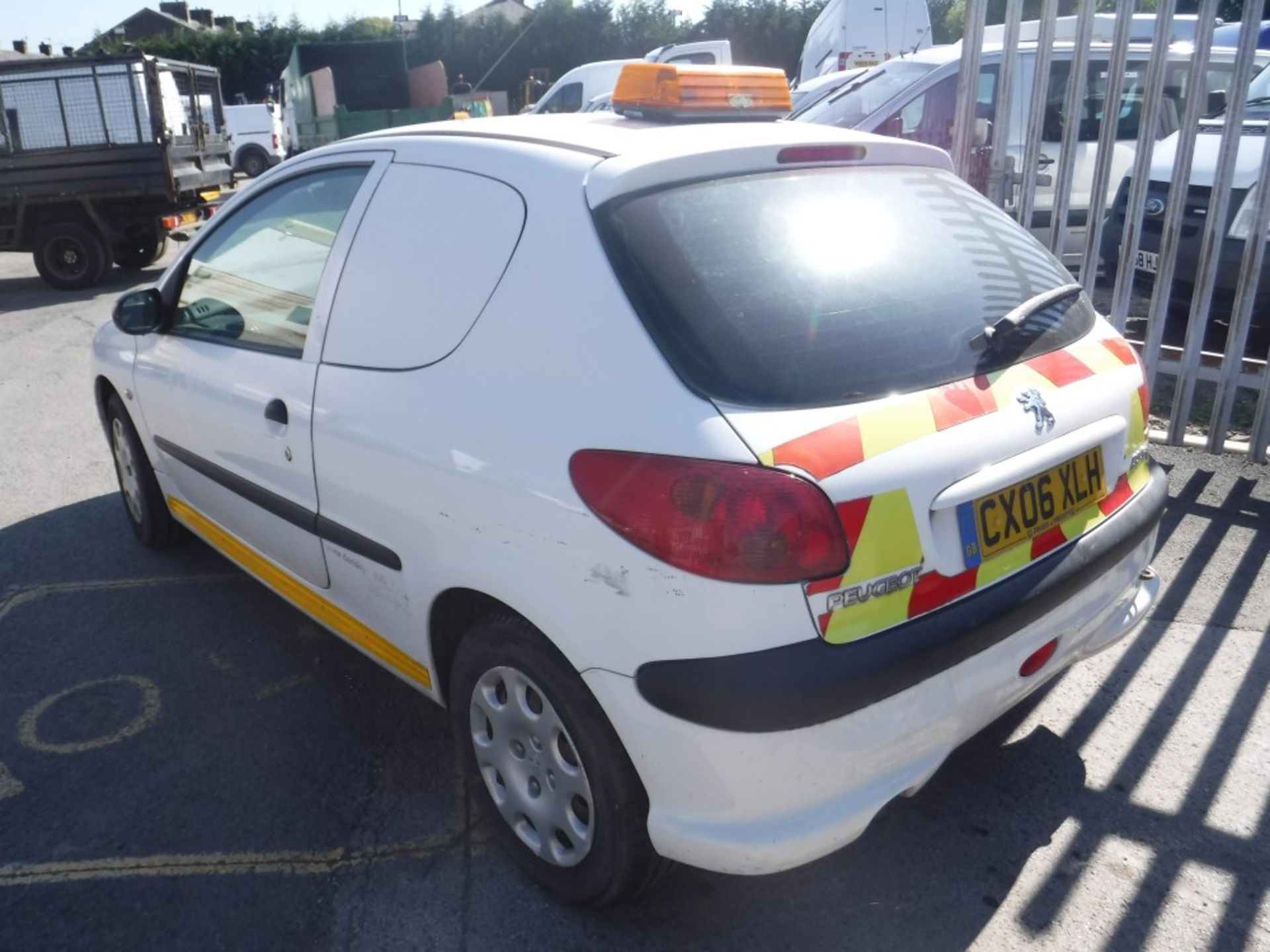 06 reg PEUGEOT 206 TD VAN, 1ST REG 03/06, TEST 01/19, 97000M WARRANTED, PART V5 - NO GREEN SLIP, 1 - Image 3 of 5