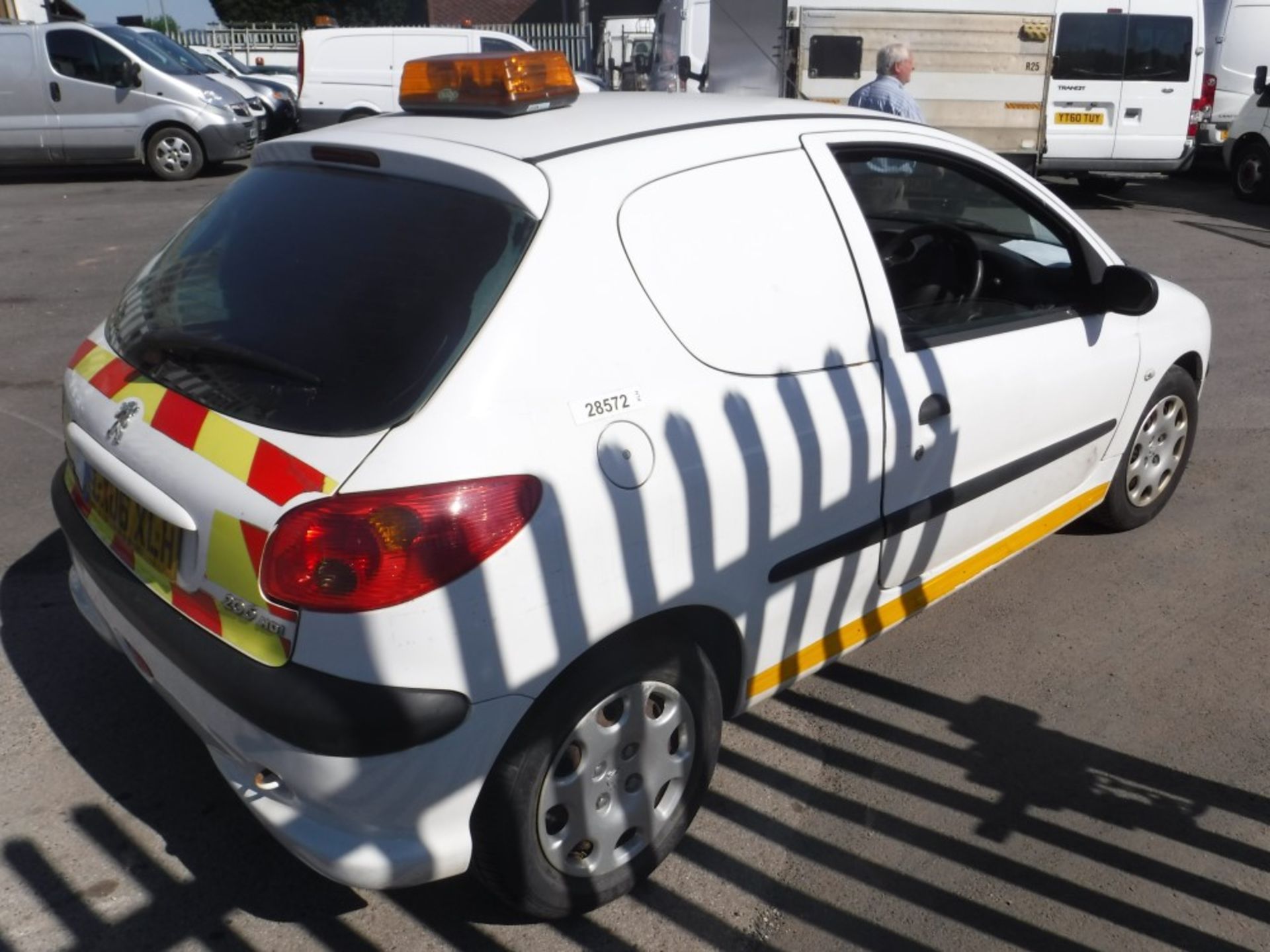 06 reg PEUGEOT 206 TD VAN, 1ST REG 03/06, TEST 01/19, 97000M WARRANTED, PART V5 - NO GREEN SLIP, 1 - Bild 4 aus 5