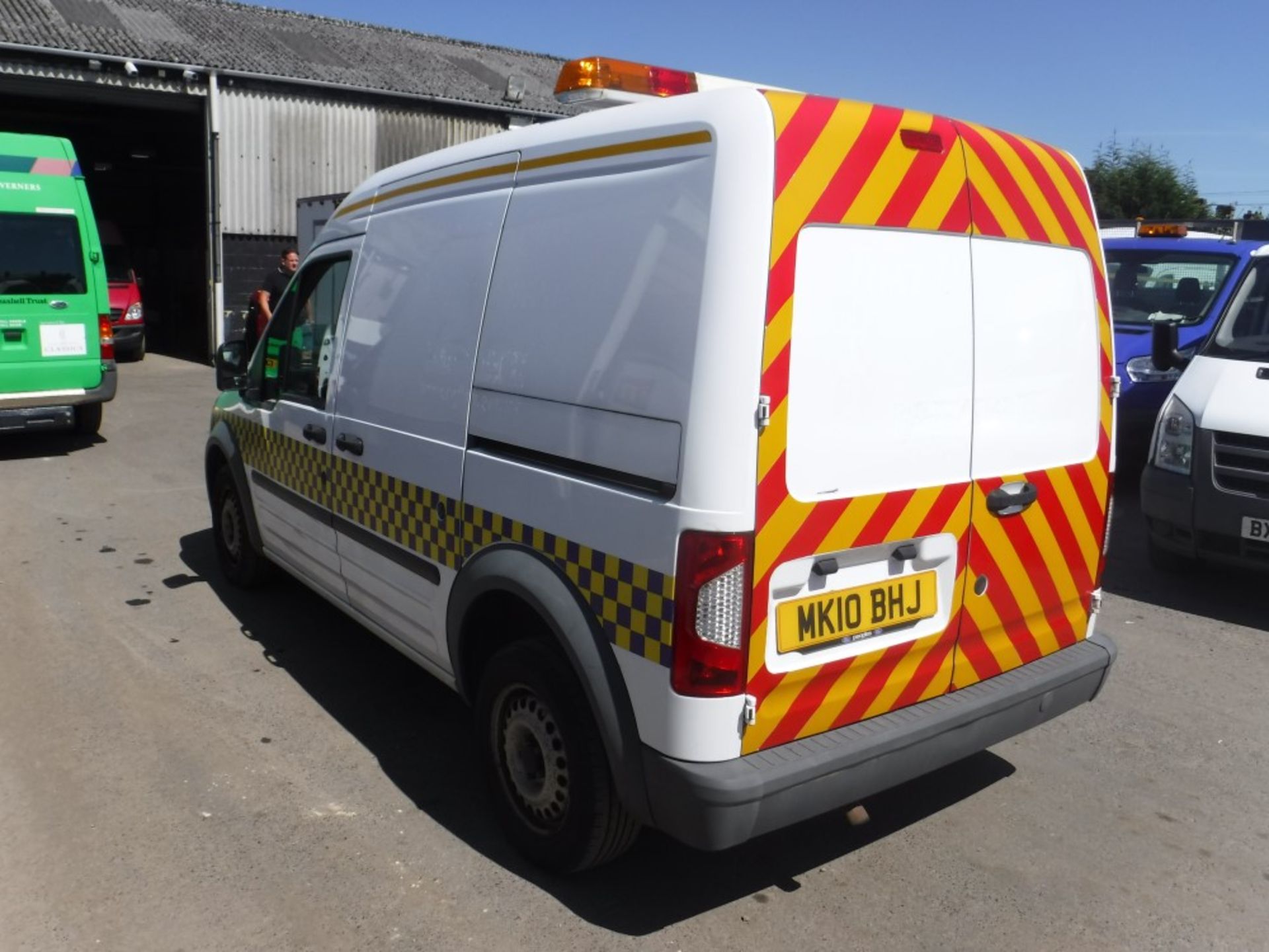 10 reg FORD TRANSIT CONNECT 90 T230 (DIRECT COUNCIL) 1ST REG 04/10, TEST 03/19, 91196M, V5 HERE, 1 - Image 3 of 5