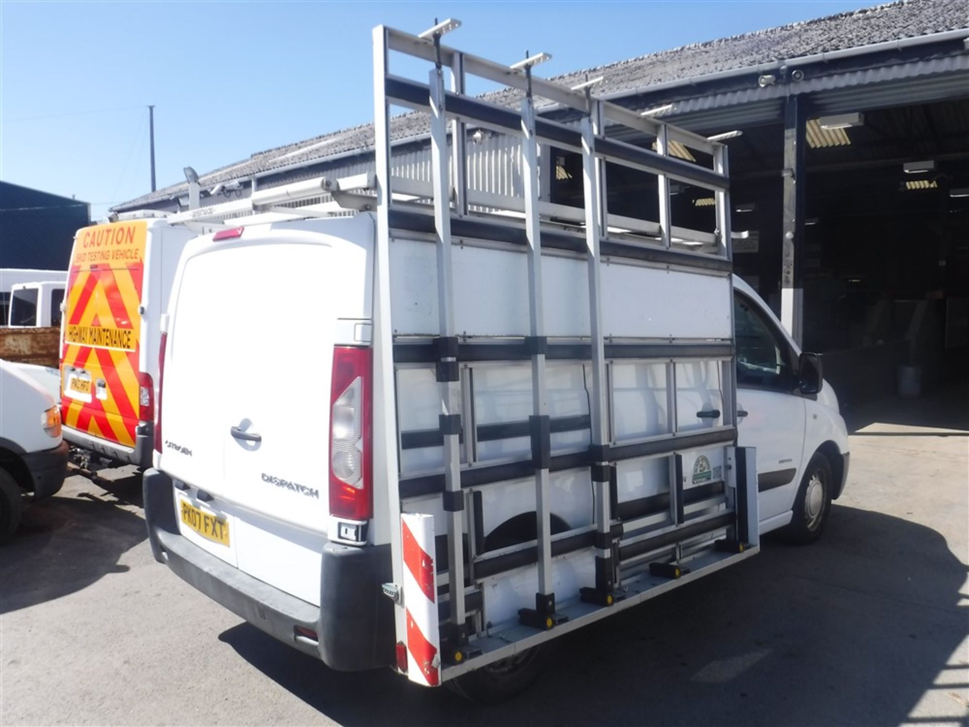 07 reg CITROEN DISPATCH 1000 HDI 120 SWB C/W GLASS RACKS, 1ST REG 04/07, TEST 05/19, 196837M - Image 4 of 5