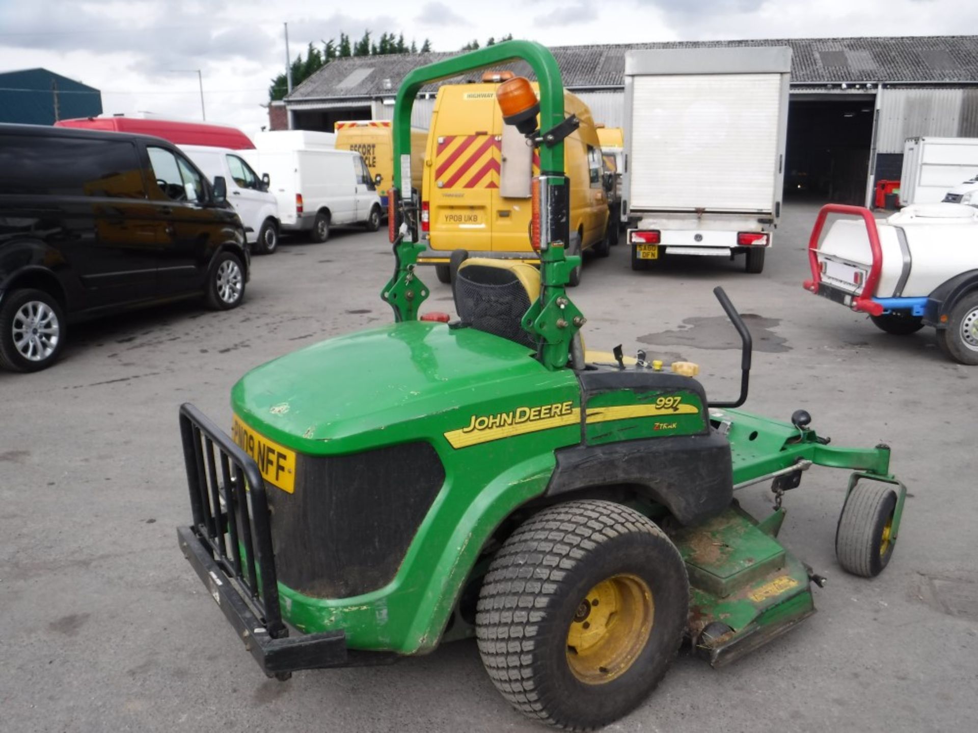 09 reg JOHN DEERE 997 Z-TRAK RIDE ON MOWER (DIRECT COUNCIL) 1ST REG 06/09, 1204 HOURS, NO V5 [+ - Image 3 of 5