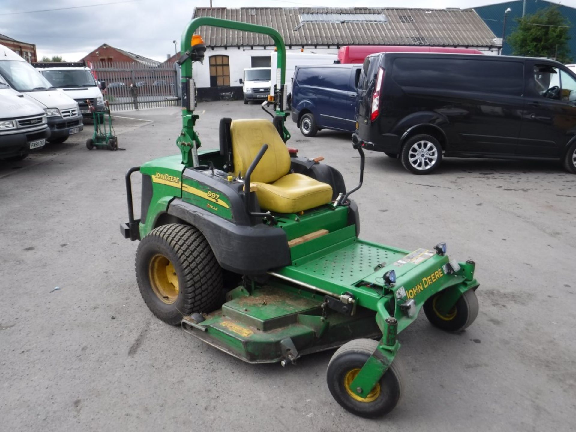 09 reg JOHN DEERE 997 Z-TRAK RIDE ON MOWER (DIRECT COUNCIL) 1ST REG 06/09, 1204 HOURS, NO V5 [+ - Image 4 of 5