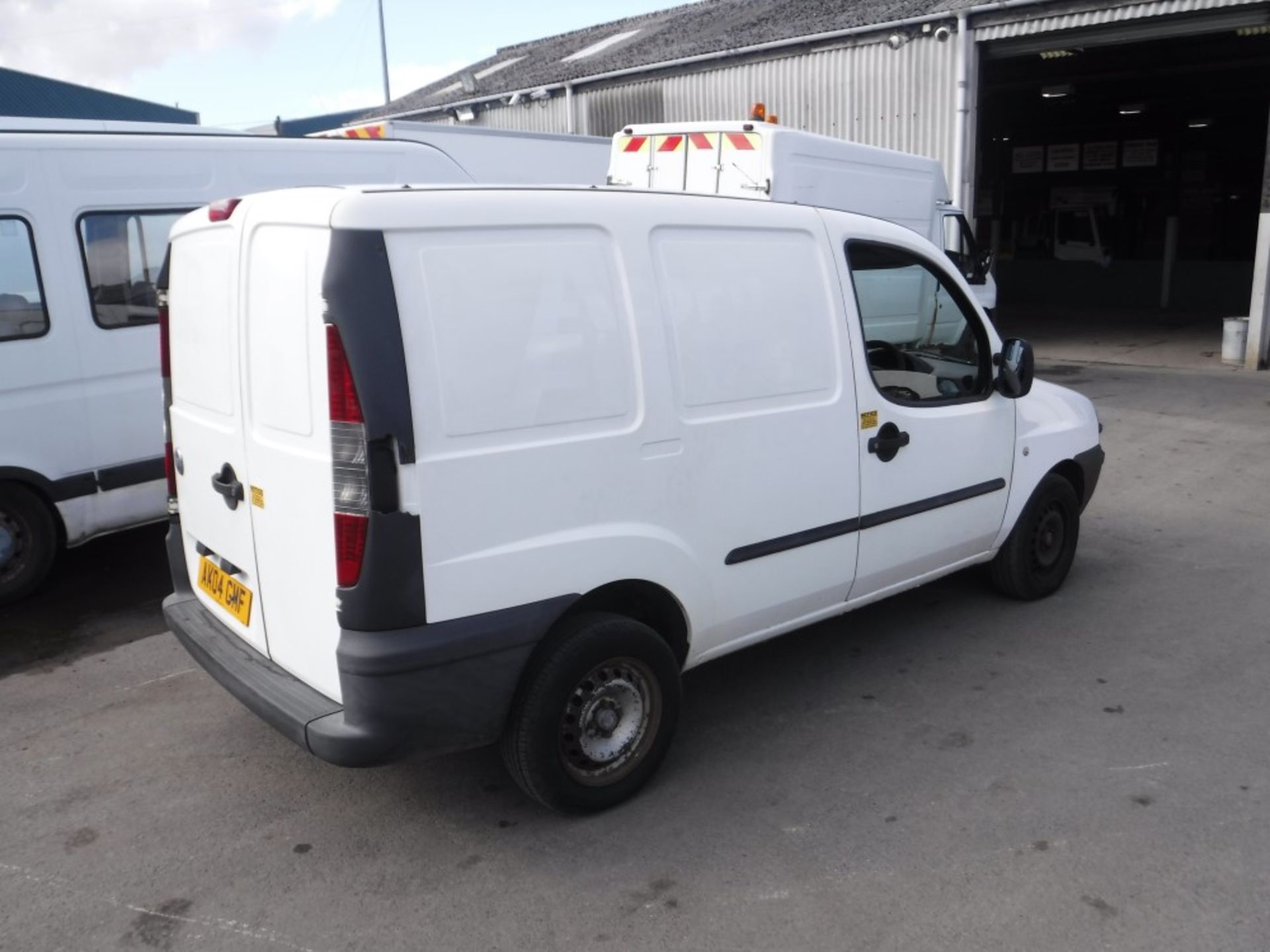 04 reg FIAT DOBLO CARGO JTD VAN, 1ST REG 03/04, 181093M NOT WARRANTED, V5 HERE, 2 FORMER - Image 4 of 5