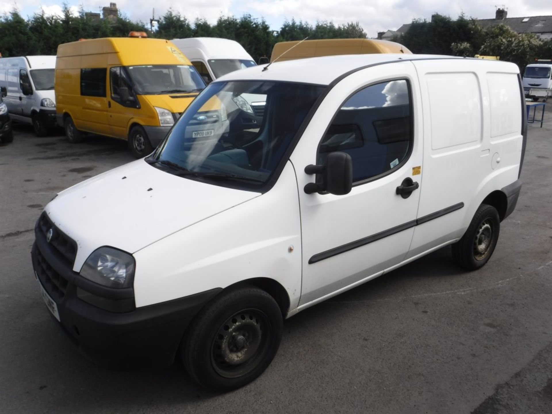 04 reg FIAT DOBLO CARGO JTD VAN, 1ST REG 03/04, 181093M NOT WARRANTED, V5 HERE, 2 FORMER - Image 2 of 5