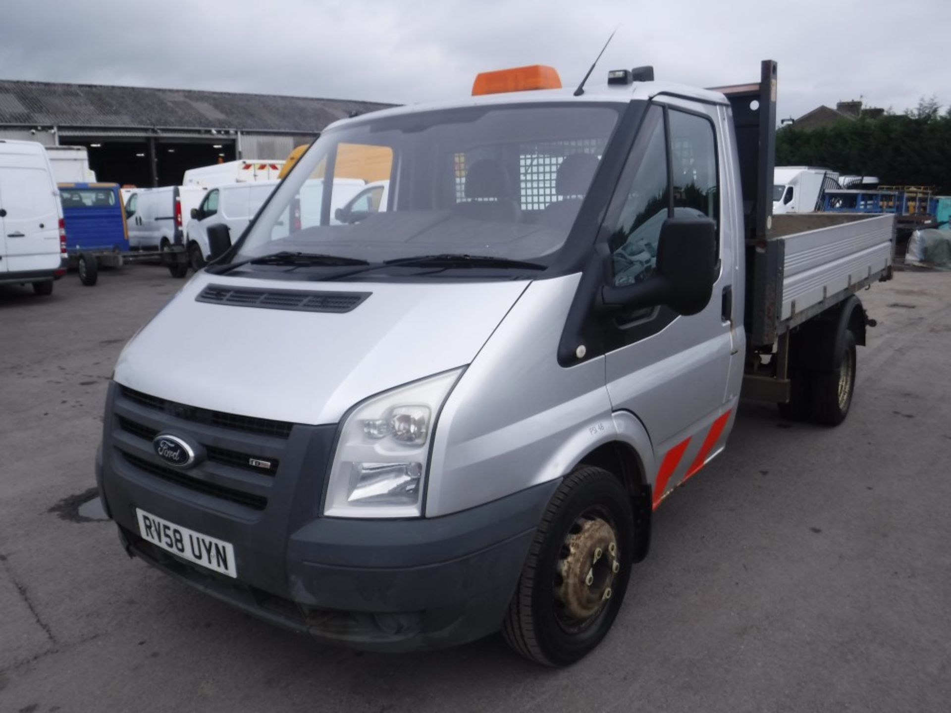 58 reg FORD TRANSIT 140 T350M RWD TIPPER, 1ST REG 11/08, 338463KM WARRANTED, V5 HERE, 1 OWNER FROM - Image 2 of 5