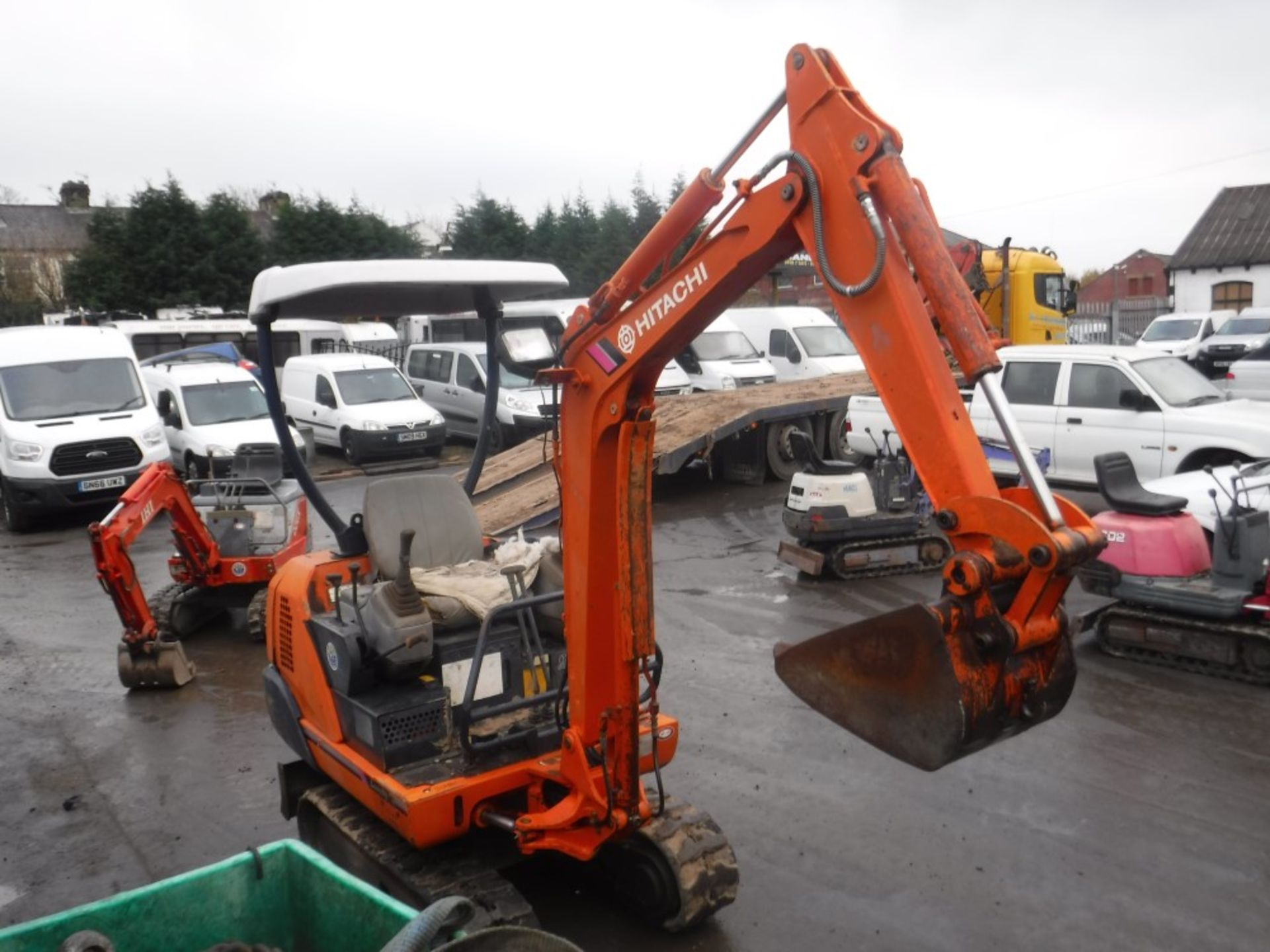 HITACHI EX12 MINI DIGGER, 3294 HOURS NOT WARRANTED [+ VAT]