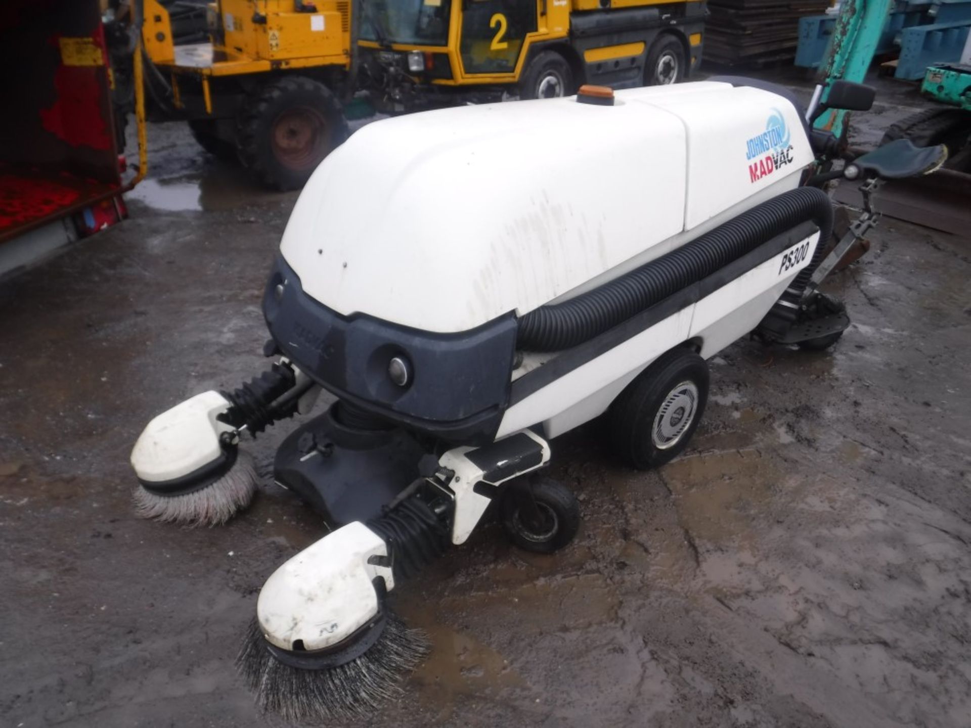 JOHNSON PS300 MAD VAC MINI YARD SWEEPER [+ VAT] - Image 2 of 4