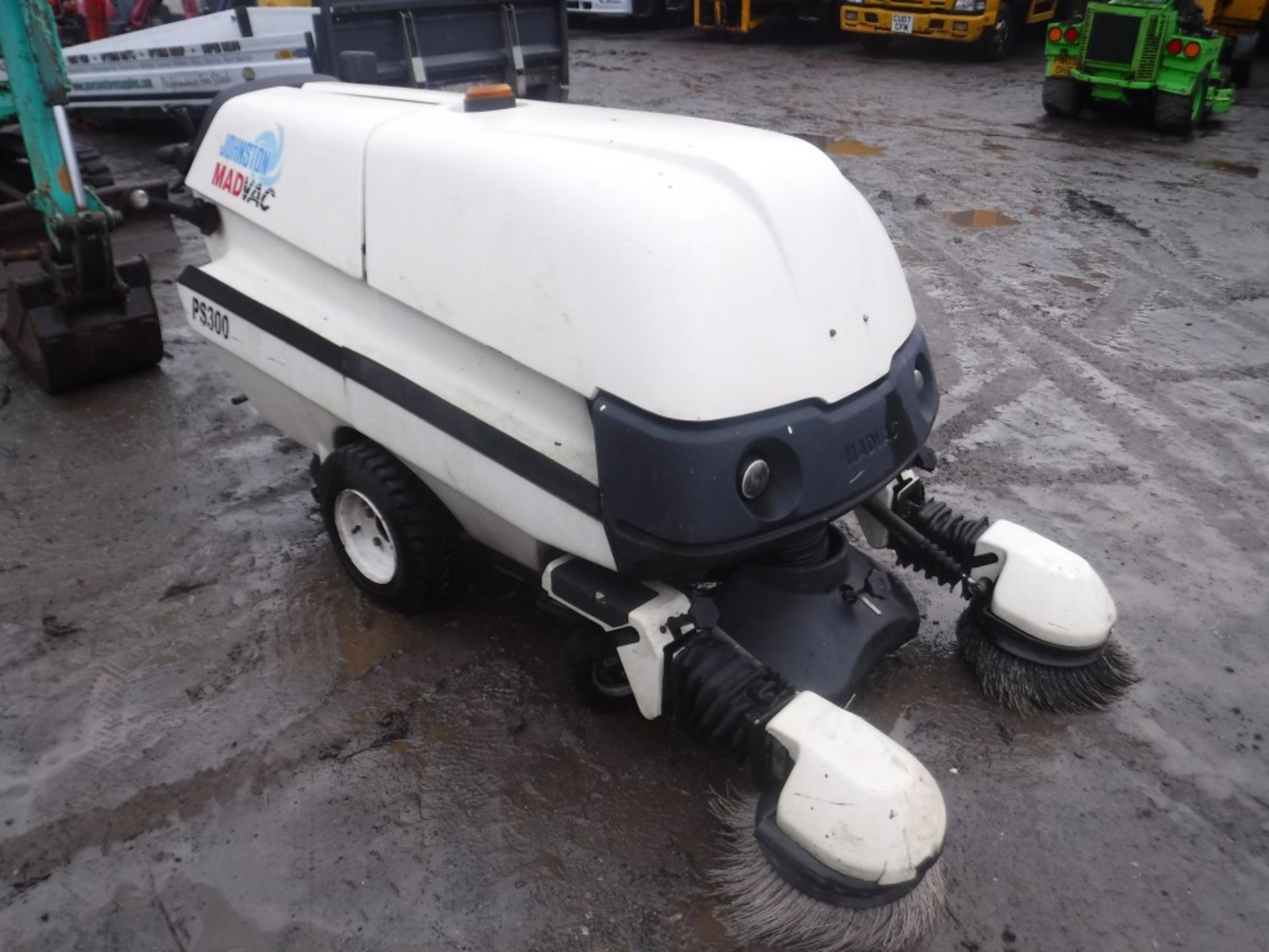 JOHNSON PS300 MAD VAC MINI YARD SWEEPER [+ VAT]