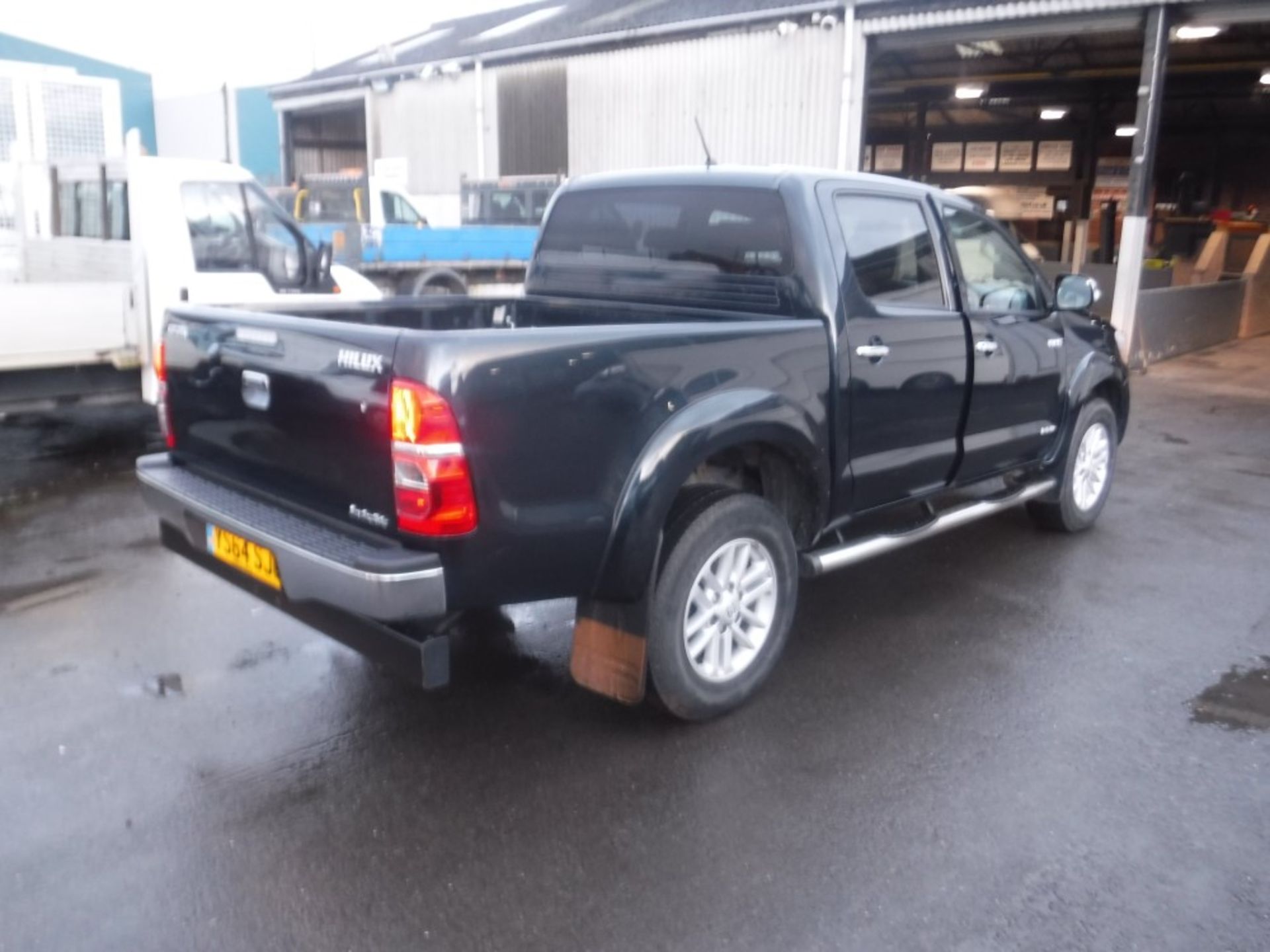 64 reg TOYOTA HI-LUX INVINCIBLE D-4D 4 X 4, 1ST REG 12/14, 48121M WARRANTED, V5 HERE, 1 OWNER FROM - Image 4 of 5