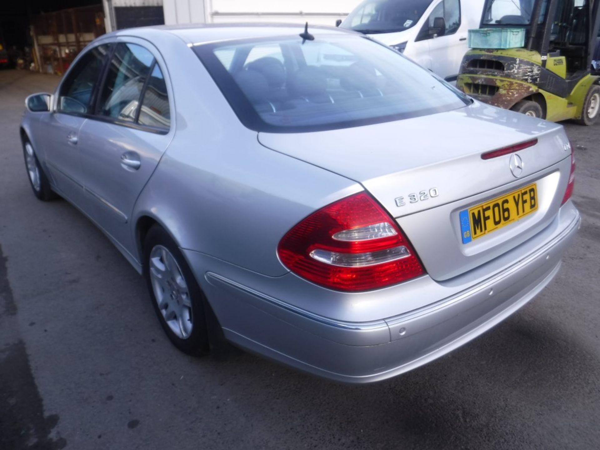 06 reg MERCEDES E320 AVANGARDE, 1ST REG 03/06, TEST 17/12/18, 115300M WARRANTED, V5 HERE, 3 FORMER - Image 3 of 5