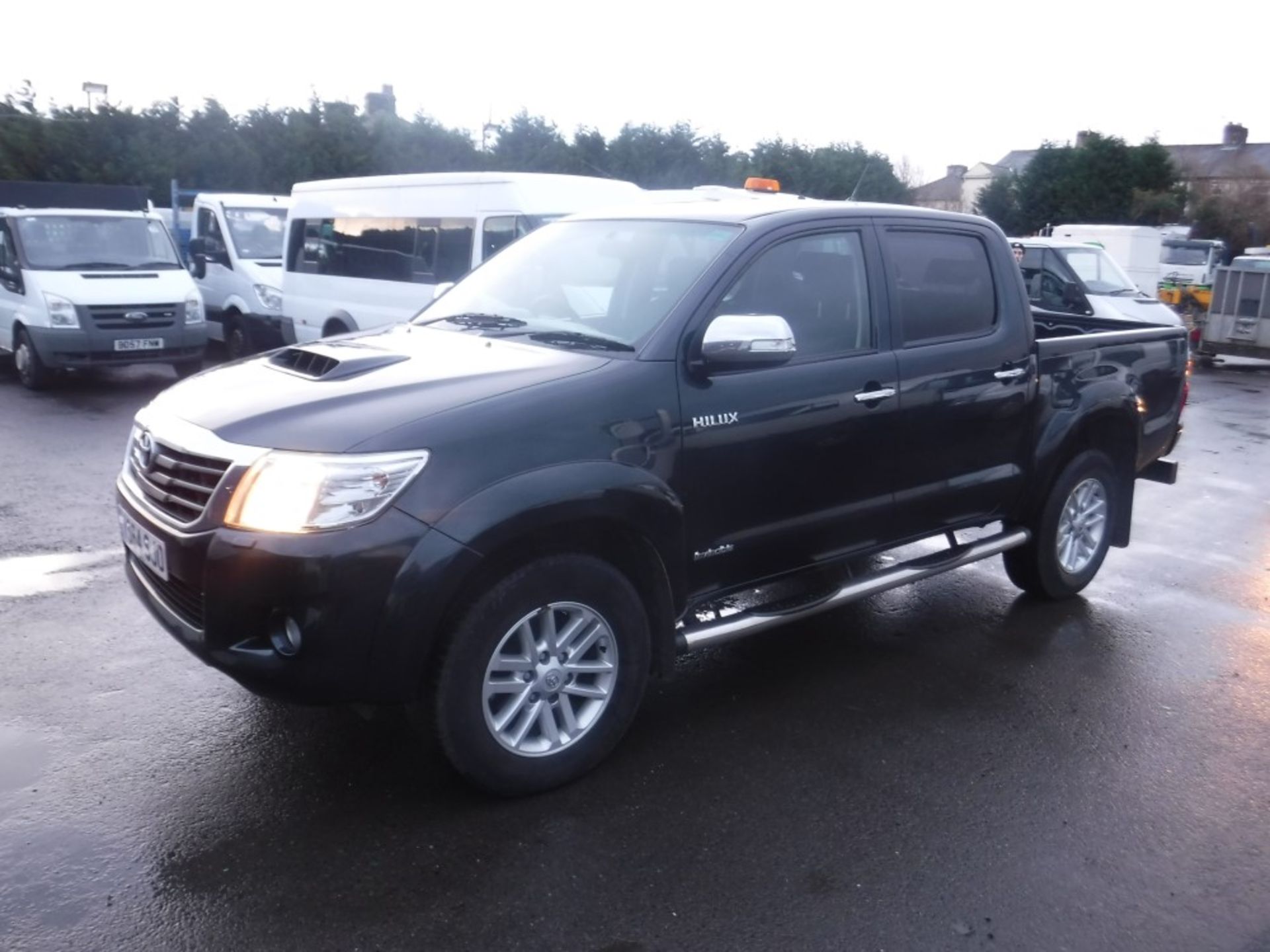 64 reg TOYOTA HI-LUX INVINCIBLE D-4D 4 X 4, 1ST REG 12/14, 48121M WARRANTED, V5 HERE, 1 OWNER FROM - Image 2 of 5