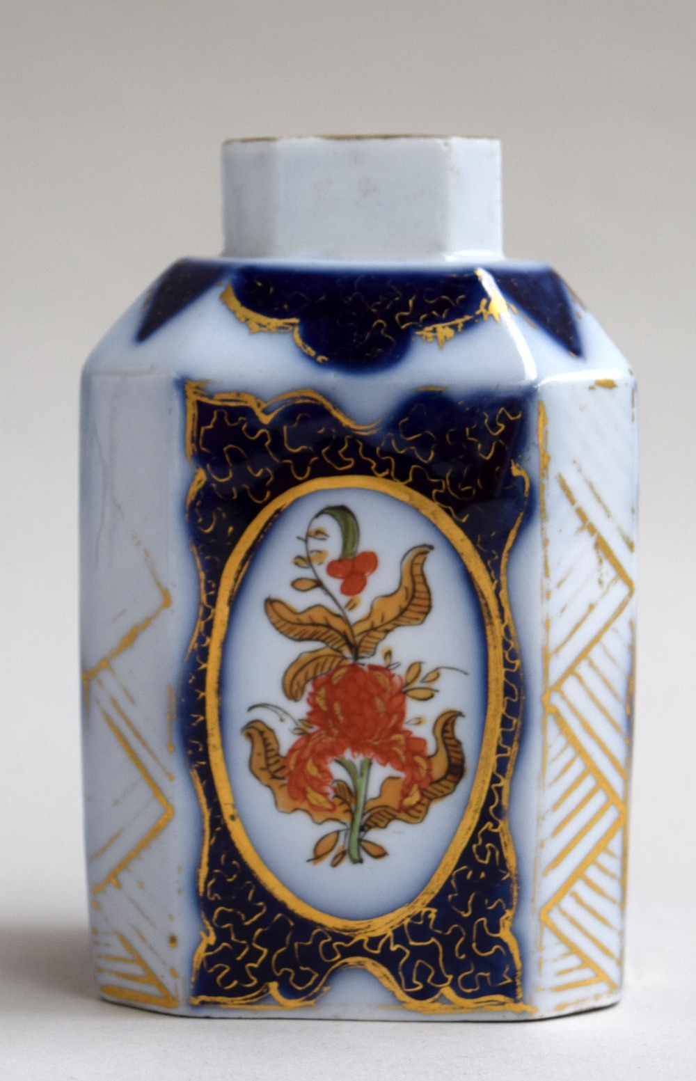 An 18th century Chinese imari tea caddy, sans lid,