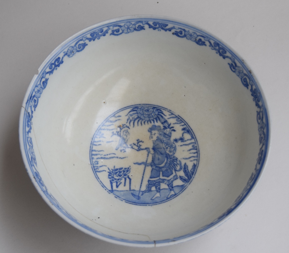 A blue and white oriental bowl, four characters to base, - Image 2 of 3