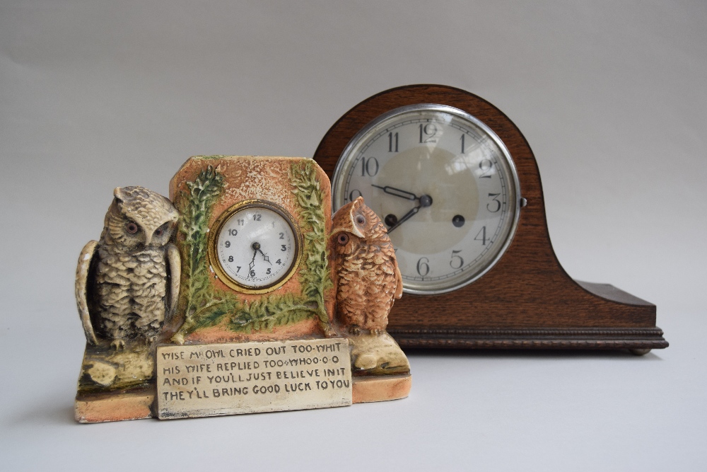 A wooden mantel clock with Arabic numerals to silvered chapter ring, - Image 2 of 2