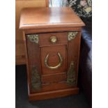 An oak coal scuttle, the front opening forwards and decorated with a brass horse-shoe, 33.5x32.5x51.