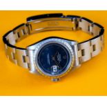 A LADIES STAINLESS STEEL ROLEX OYSTER PERPETUAL DATEJUST BRACELET WATCH 1997/98, REF 69240 WITH BLUE